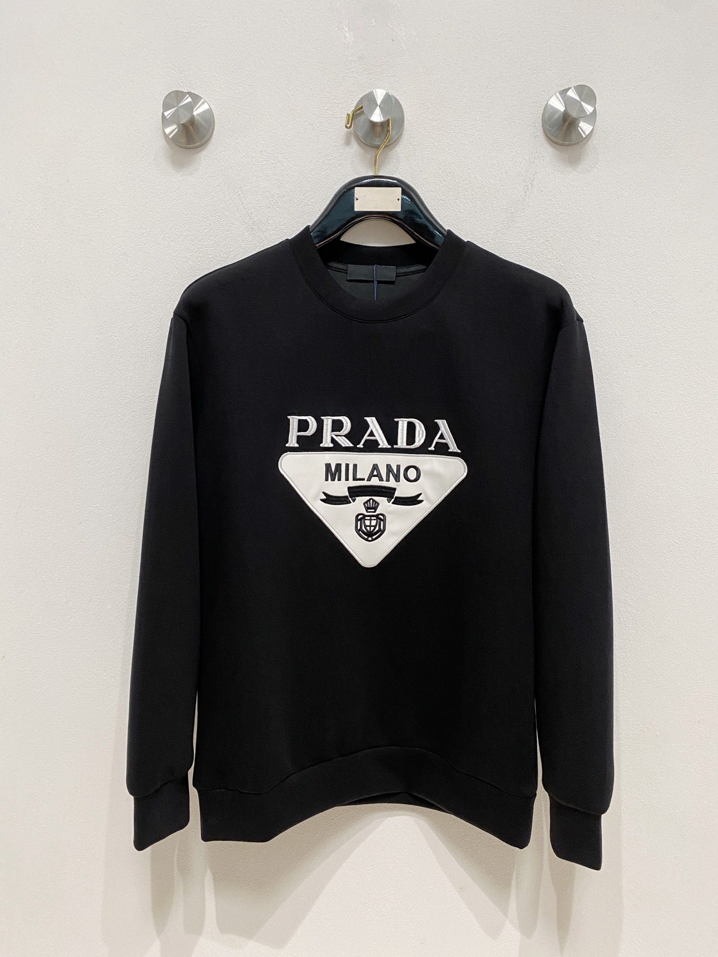NO:570577,Prada 2025 Autumn and Winter Men's Letter Logo Pullover Space Cotton Sweatshirt Classic OS version, simple yet stylish. No pressure for daily sports, leisure and business...Customer-supplied space knitted cotton, made through a micro-knitting three-dimensional process. The inside is as neat as scales, with super texture, breathable and comfortable, and an invincible sense of detail and soft touch. It is the first choice for wearing alone! Color White/Black  Size XS/S/M/L,,prada,hoodie,sweatshirts,alexander wang19860909普拉达 2025秋冬男士字母标识套头太空棉卫衣 经典OS版型,简约而不失格调.日常运动休闲商务毫无压力... 客供太空针织棉,经由微型针织立体工艺过程制作,内里鳞甲般工整,质感超强,透气舒适,细节感和触感柔更是无敌,单穿内搭首选! 颜色白色/黑色 尺码XS/S/M/L,,prada,hoodie,sweatshirts,alexander wang,Men's clothing