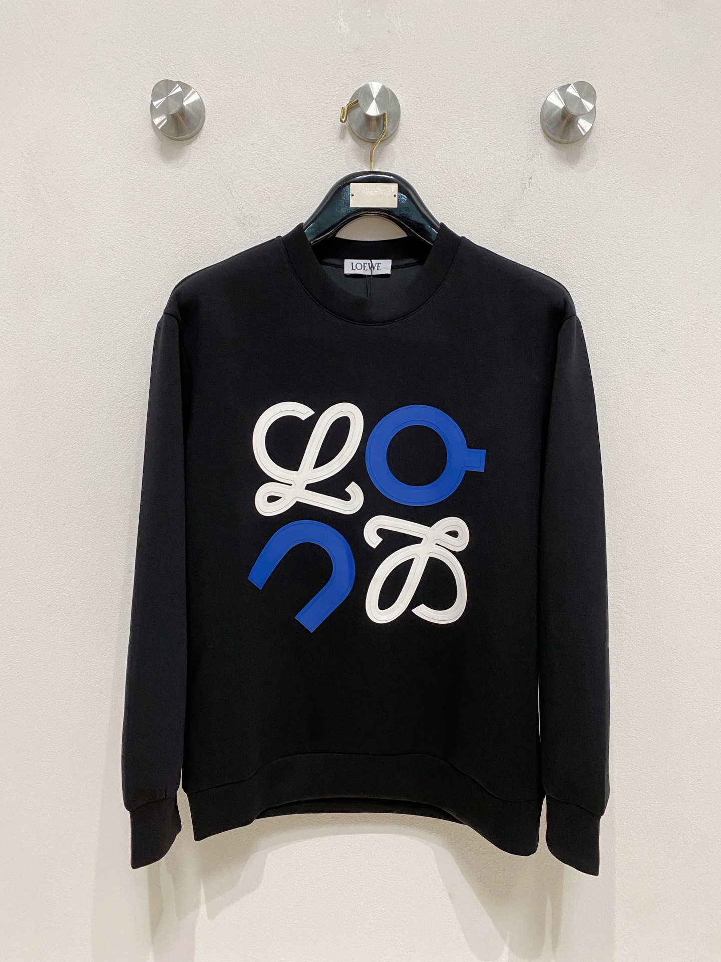 NO:570550,Loewe 2025 Autumn and Winter Men's Letter Logo Pullover Space Cotton Sweatshirt Classic OS version, simple yet stylish. Daily sports and leisure business without pressure...Customer-supplied space knitted cotton, made through a micro-knitting three-dimensional process, the inside is as neat as scales, super texture, breathable and comfortable, the details and soft touch are invincible, the first choice for wearing alone! Color White/Black  Size XS/S/M/L,,loewe,hoodie,sweatshirts,alexander wang19860909罗意威 2025秋冬男士字母标识套头太空棉卫衣 经典OS版型,简约而不失格调.日常运动休闲商务毫无压力... 客供太空针织棉,经由微型针织立体工艺过程制作,内里鳞甲般工整,质感超强,透气舒适,细节感和触感柔更是无敌,单穿内搭首选! 颜色白色/黑色 尺码XS/S/M/L,,loewe,hoodie,sweatshirts,alexander wang,Men's clothing