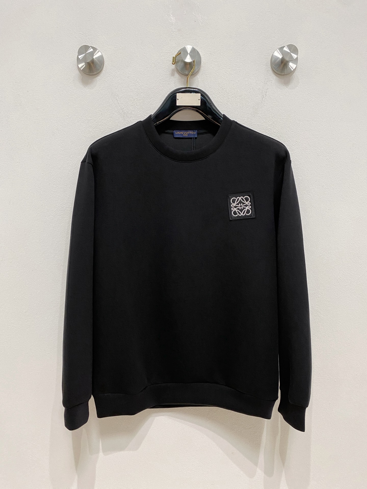 NO:571693,Loewe 2025 Autumn and Winter Men's Letter Logo Pullover Space Cotton Sweatshirt Classic OS version, simple yet stylish. Daily sports and leisure business without pressure...Customer-supplied space knitted cotton, made through a micro-knitting three-dimensional process, the inside is as neat as scales, super texture, breathable and comfortable, the details and soft touch are invincible, the first choice for wearing alone! Color White/Black  Size XS/S/M/L,,loewe,hoodie,sweatshirts,alexander wang19860909罗意威 2025秋冬男士字母标识套头太空棉卫衣 经典OS版型,简约而不失格调.日常运动休闲商务毫无压力... 客供太空针织棉,经由微型针织立体工艺过程制作,内里鳞甲般工整,质感超强,透气舒适,细节感和触感柔更是无敌,单穿内搭首选! 颜色白色/黑色 尺码XS/S/M/L,,loewe,hoodie,sweatshirts,alexander wang,Men's clothing