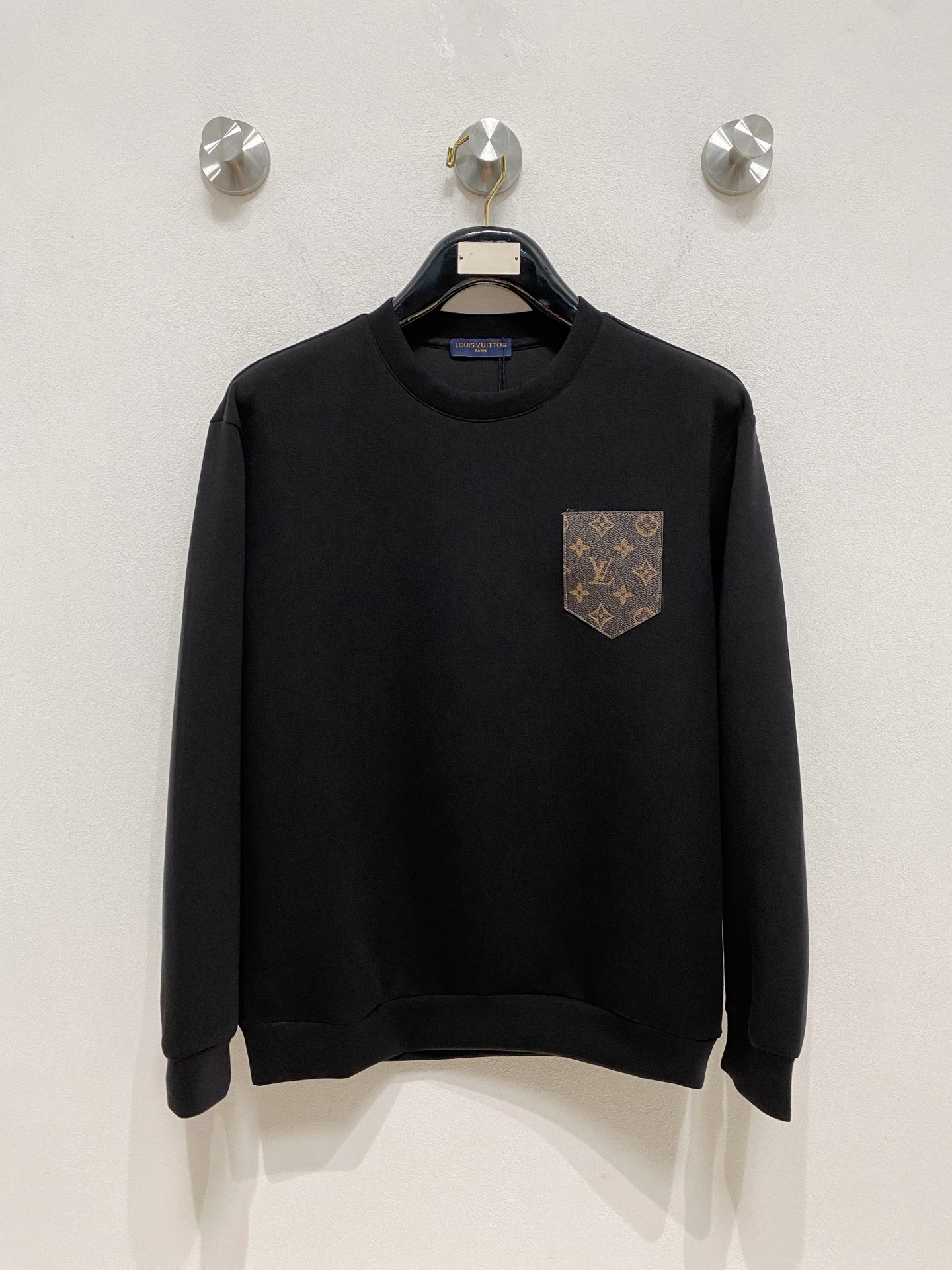 NO:570564,LV 2025 autumn and winter men's letter logo pullover space cotton sweatshirt. Classic OS version, simple yet stylish. Daily sports and leisure business without pressure...Customer-supplied space knitted cotton, made through micro-knitting three-dimensional process, the inside is as neat as scales, super texture, breathable and comfortable, the details and soft touch are invincible, the first choice for single wear and inner wear! Color white/black, size XS/S/M/L,, louis  vuitton,hoodie,sweatshirts,alexander wang19860909LV 2025秋冬男士字母标识套头太空棉卫衣 经典OS版型,简约而不失格调.日常运动休闲商务毫无压力... 客供太空针织棉,经由微型针织立体工艺过程制作,内里鳞甲般工整,质感超强,透气舒适,细节感和触感柔更是无敌,单穿内搭首选! 颜色白色/黑色 尺码XS/S/M/L,,louis vuitton,hoodie,sweatshirts,alexander wang,Men's clothing