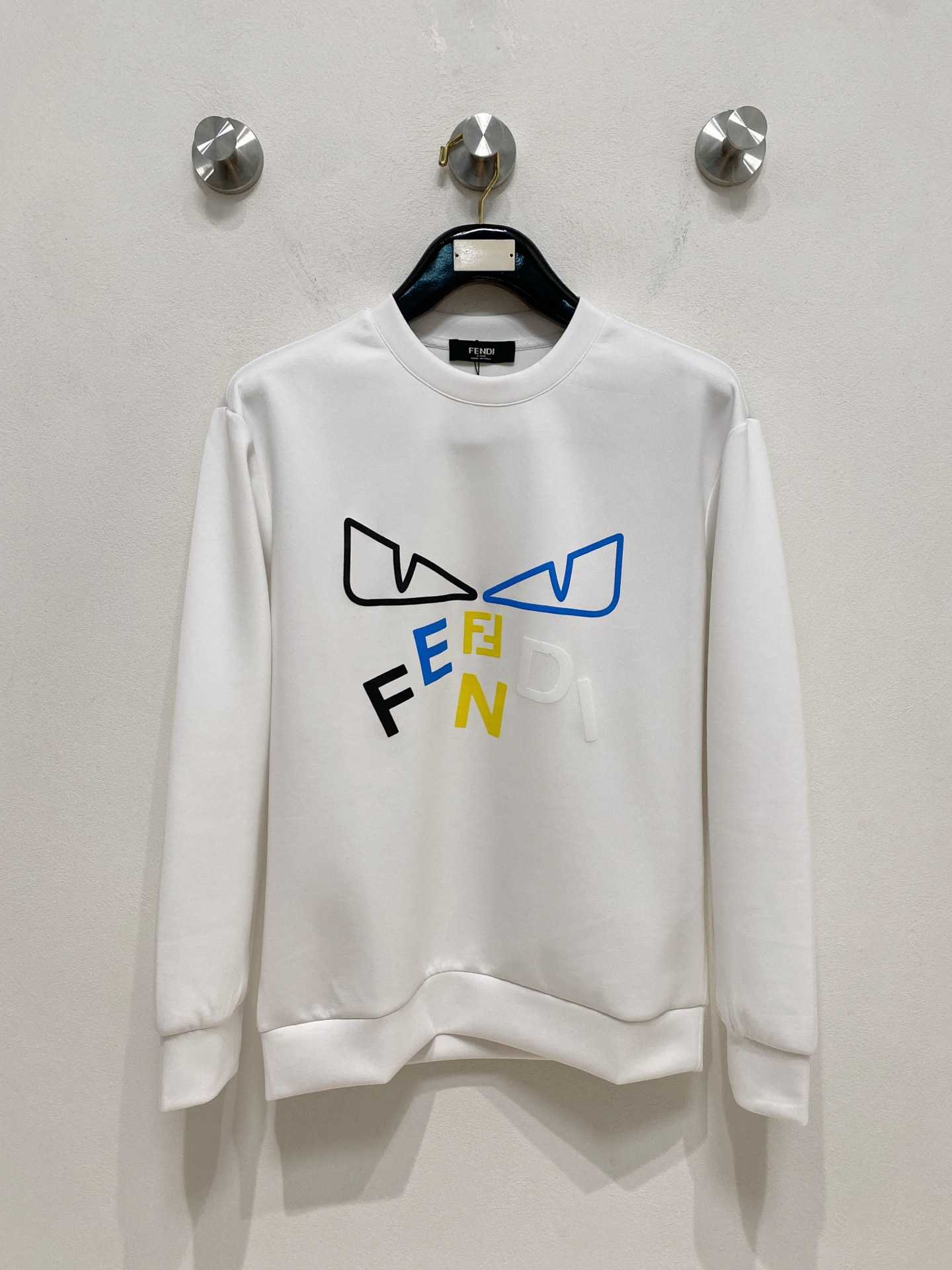 NO:570585,Fendi 2025 Autumn and Winter Men's Letter Logo Pullover Space Cotton Sweatshirt Classic OS version, simple yet stylish. Daily sports and leisure business without pressure...Customer-supplied space knitted cotton, made through a micro-knitting three-dimensional process, the inside is as neat as scales, super texture, breathable and comfortable, the details and soft touch are invincible, the first choice for wearing alone! Color White/Black  Size XS/S/M/L,,fendi,hoodie,sweatshirts,alexander wang19860909芬迪 2025秋冬男士字母标识套头太空棉卫衣 经典OS版型,简约而不失格调.日常运动休闲商务毫无压力... 客供太空针织棉,经由微型针织立体工艺过程制作,内里鳞甲般工整,质感超强,透气舒适,细节感和触感柔更是无敌,单穿内搭首选! 颜色白色/黑色 尺码XS/S/M/L,,fendi,hoodie,sweatshirts,alexander wang,Men's clothing