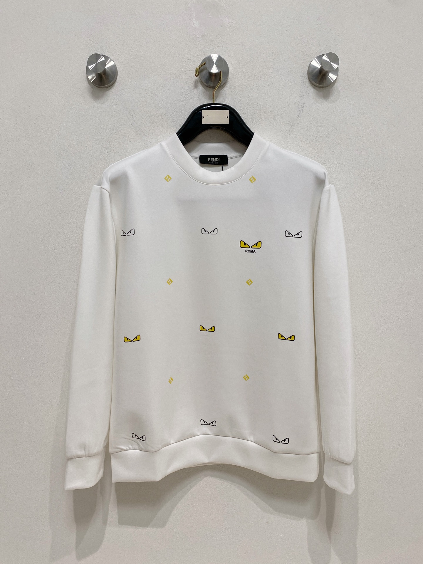 NO:570597,Fendi 2025 Autumn and Winter Men's Letter Logo Pullover Space Cotton Sweatshirt Classic OS version, simple yet stylish. Daily sports and leisure business without pressure...Customer-supplied space knitted cotton, made through a micro-knitting three-dimensional process, the inside is as neat as scales, super texture, breathable and comfortable, the details and soft touch are invincible, the first choice for wearing alone! Color White/Black  Size XS/S/M/L,,fendi,hoodie,sweatshirts,alexander wang19860909芬迪 2025秋冬男士字母标识套头太空棉卫衣 经典OS版型,简约而不失格调.日常运动休闲商务毫无压力... 客供太空针织棉,经由微型针织立体工艺过程制作,内里鳞甲般工整,质感超强,透气舒适,细节感和触感柔更是无敌,单穿内搭首选! 颜色白色/黑色 尺码XS/S/M/L,,fendi,hoodie,sweatshirts,alexander wang,Men's clothing