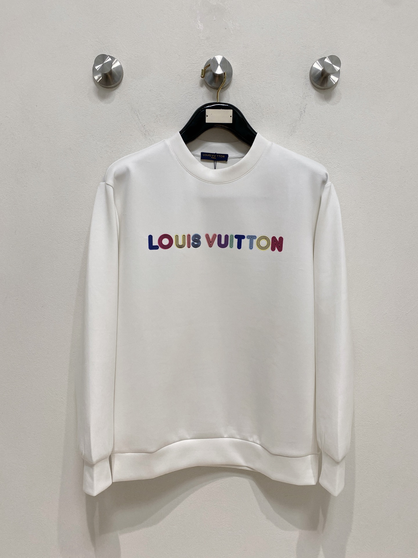 NO:571673,LV 2025 autumn and winter men's letter logo pullover space cotton sweatshirt. Classic OS version, simple yet stylish. Daily sports and leisure business without pressure...Customer-supplied space knitted cotton, made through micro-knitting three-dimensional process, the inside is as neat as scales, super texture, breathable and comfortable, the details and soft touch are invincible, the first choice for single wear and inner wear! Color white/black, size XS/S/M/L,, louis  vuitton,hoodie,sweatshirts,alexander wang19860909LV 2025秋冬男士字母标识套头太空棉卫衣 经典OS版型,简约而不失格调.日常运动休闲商务毫无压力... 客供太空针织棉,经由微型针织立体工艺过程制作,内里鳞甲般工整,质感超强,透气舒适,细节感和触感柔更是无敌,单穿内搭首选! 颜色白色/黑色 尺码XS/S/M/L,,louis vuitton,hoodie,sweatshirts,alexander wang,Men's clothing