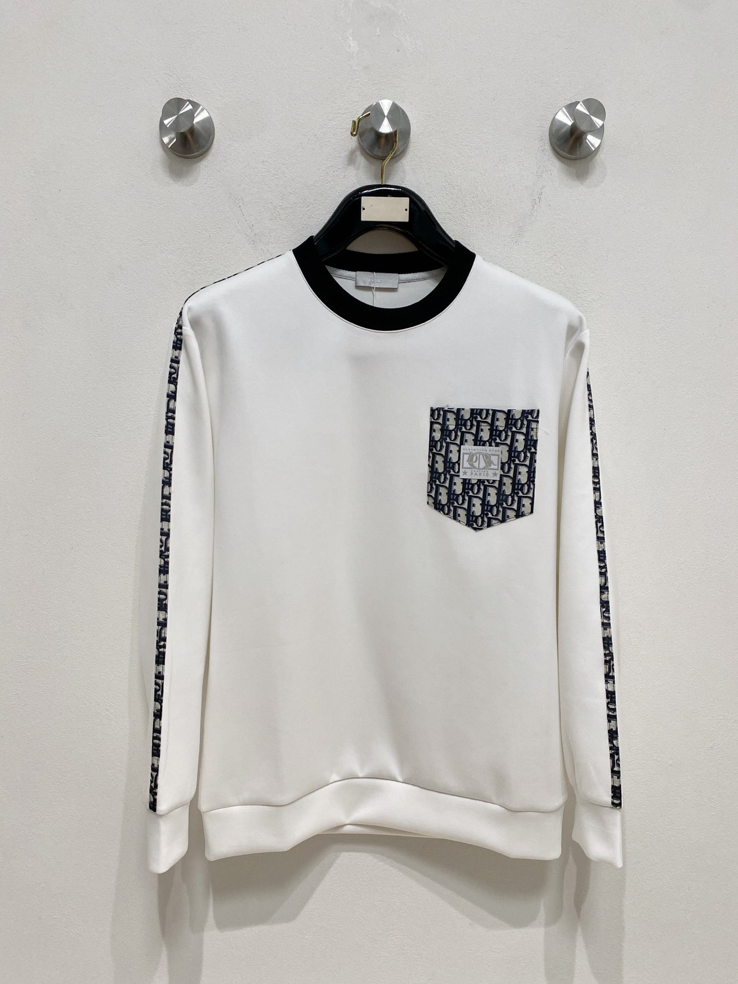 NO:571686,Dior 2025 Autumn and Winter Men's Letter Logo Pullover Space Cotton Sweatshirt Classic OS version, simple yet stylish. No pressure for daily sports, leisure and business...Customer-supplied space knitted cotton, made through a micro-knitting three-dimensional process, the inside is as neat as scales, has a super texture, is breathable and comfortable, and has an invincible sense of detail and soft touch. It is the first choice for wearing alone! Color White/Black  Size XS/S/M/L,,dior,hoodie,sweatshirts,alexander wang19860909迪奥 2025秋冬男士字母标识套头太空棉卫衣 经典OS版型,简约而不失格调.日常运动休闲商务毫无压力... 客供太空针织棉,经由微型针织立体工艺过程制作,内里鳞甲般工整,质感超强,透气舒适,细节感和触感柔更是无敌,单穿内搭首选! 颜色白色/黑色 尺码XS/S/M/L,,dior,hoodie,sweatshirts,alexander wang,Men's clothing