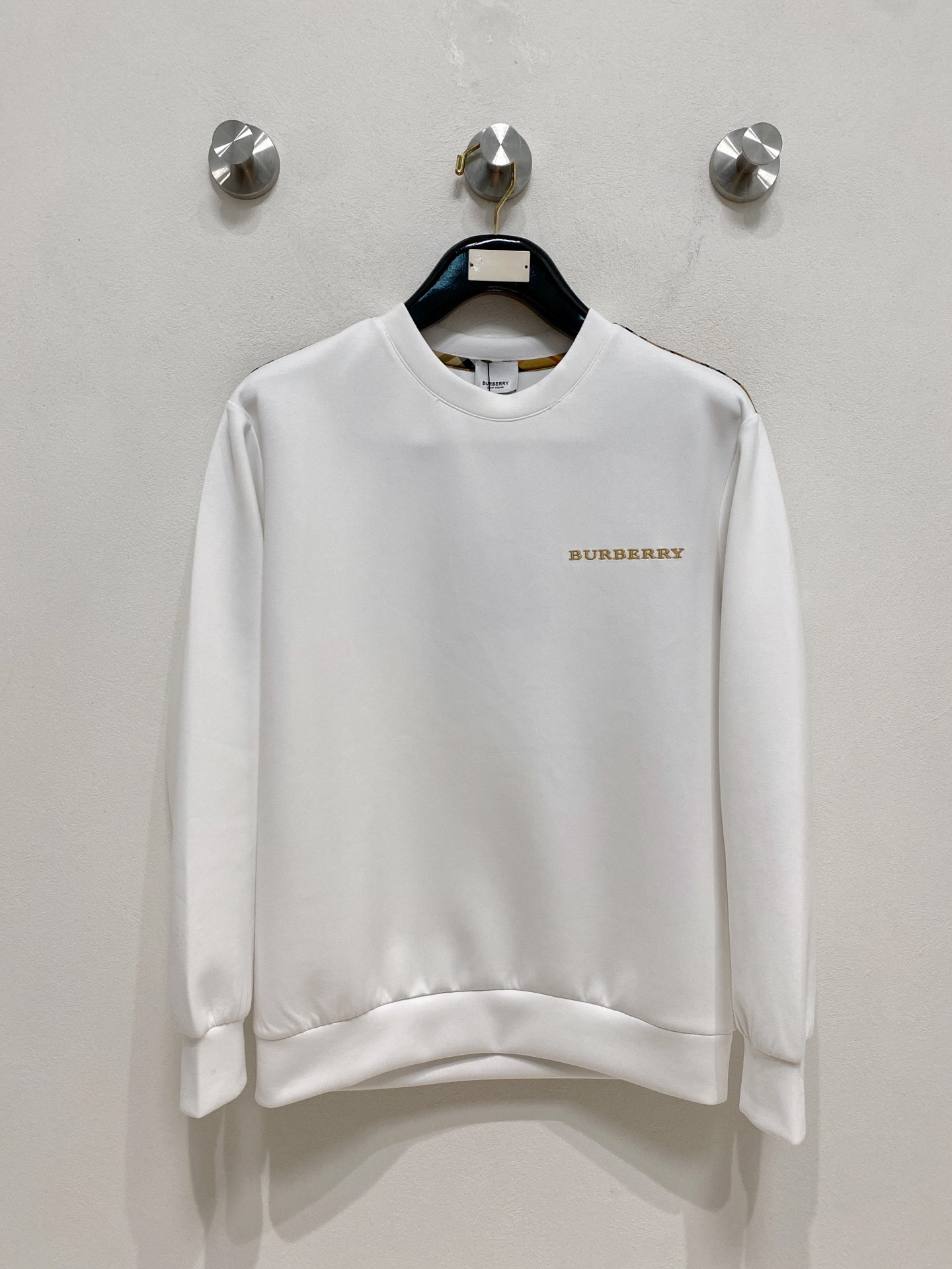 NO:571667,Burberry 2025 Autumn and Winter Men's Letter Logo Pullover Space Cotton Sweatshirt Classic OS version, simple yet stylish. Daily sports and leisure business without pressure...Customer-supplied space knitted cotton, made through a micro-knitting three-dimensional process, the inside is as neat as scales, super texture, breathable and comfortable, the details and soft touch are invincible, the first choice for wearing alone! Color White/Black  Size XS/S/M/L,,burberry,hoodie,sweatshirts,alexander wang19860909巴宝莉 2025秋冬男士字母标识套头太空棉卫衣 经典OS版型,简约而不失格调.日常运动休闲商务毫无压力... 客供太空针织棉,经由微型针织立体工艺过程制作,内里鳞甲般工整,质感超强,透气舒适,细节感和触感柔更是无敌,单穿内搭首选! 颜色白色/黑色 尺码XS/S/M/L,,burberry,hoodie,sweatshirts,alexander wang,Men's clothing