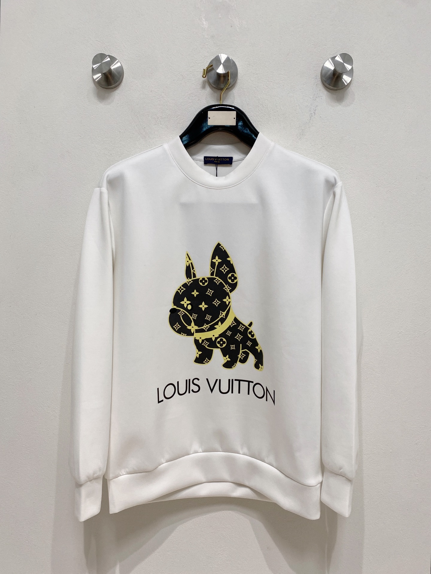 NO:571663,LV 2025 autumn and winter men's letter logo pullover space cotton sweatshirt. Classic OS version, simple yet stylish. Daily sports and leisure business without pressure...Customer-supplied space knitted cotton, made through micro-knitting three-dimensional process, the inside is as neat as scales, super texture, breathable and comfortable, the details and soft touch are invincible, the first choice for single wear and inner wear! Color white/black, size XS/S/M/L,, louis  vuitton,hoodie,sweatshirts,alexander wang19860909LV 2025秋冬男士字母标识套头太空棉卫衣 经典OS版型,简约而不失格调.日常运动休闲商务毫无压力... 客供太空针织棉,经由微型针织立体工艺过程制作,内里鳞甲般工整,质感超强,透气舒适,细节感和触感柔更是无敌,单穿内搭首选! 颜色白色/黑色 尺码XS/S/M/L,,louis vuitton,hoodie,sweatshirts,alexander wang,Men's clothing