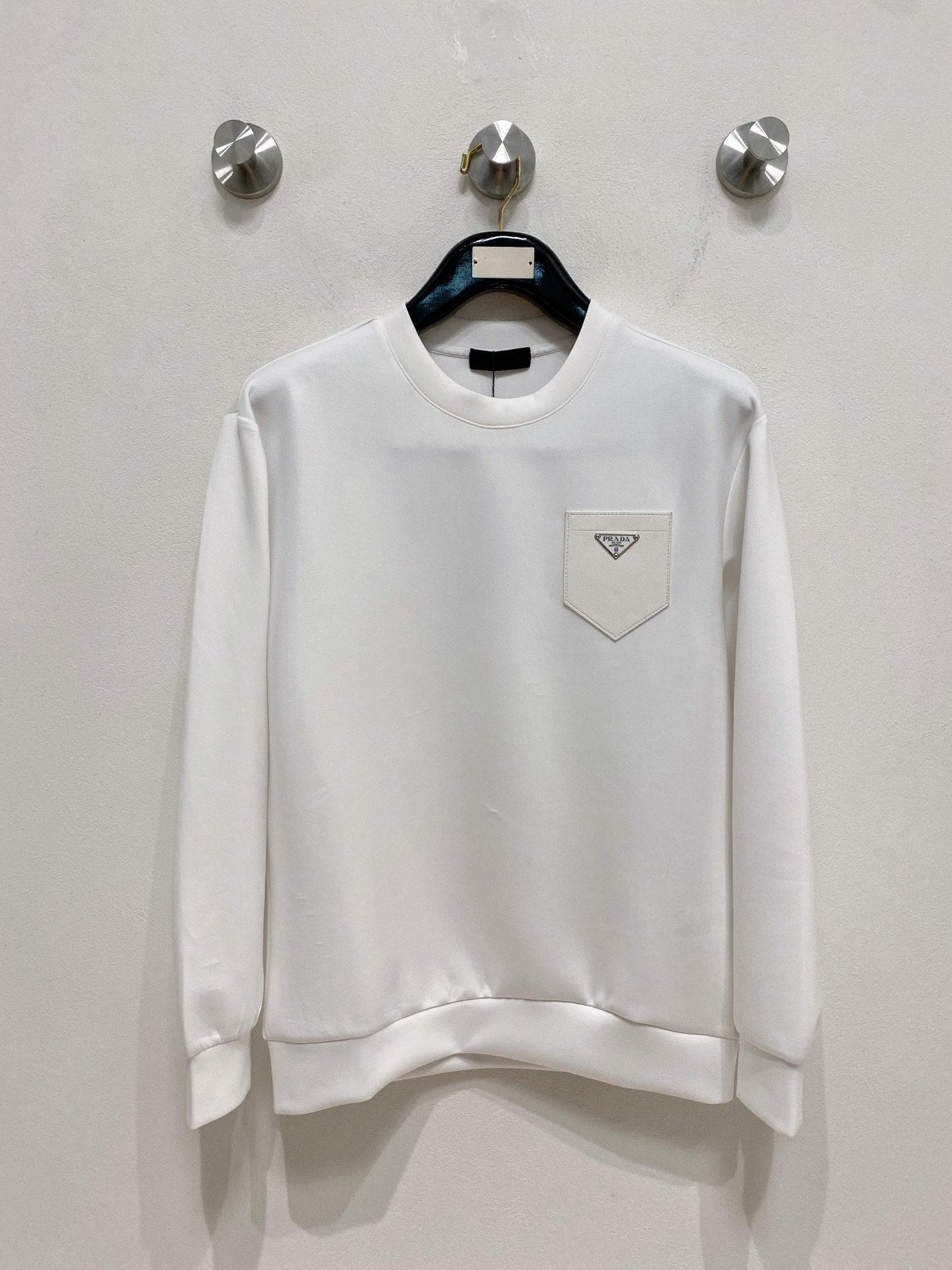 NO:571676,Prada 2025 Autumn and Winter Men's Letter Logo Pullover Space Cotton Sweatshirt Classic OS version, simple yet stylish. No pressure for daily sports, leisure and business...Customer-supplied space knitted cotton, made through a micro-knitting three-dimensional process. The inside is as neat as scales, with super texture, breathable and comfortable, and an invincible sense of detail and soft touch. It is the first choice for wearing alone! Color White/Black  Size XS/S/M/L,,prada,hoodie,sweatshirts,alexander wang19860909普拉达 2025秋冬男士字母标识套头太空棉卫衣 经典OS版型,简约而不失格调.日常运动休闲商务毫无压力... 客供太空针织棉,经由微型针织立体工艺过程制作,内里鳞甲般工整,质感超强,透气舒适,细节感和触感柔更是无敌,单穿内搭首选! 颜色白色/黑色 尺码XS/S/M/L,,prada,hoodie,sweatshirts,alexander wang,Men's clothing