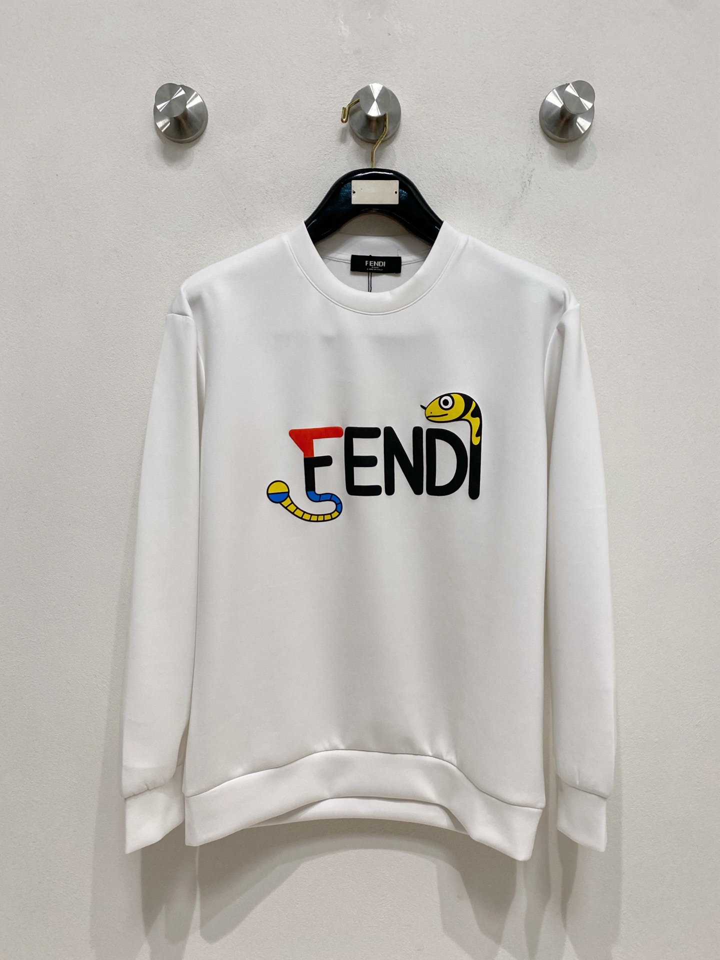 NO:571652,Fendi 2025 Autumn and Winter Men's Letter Logo Pullover Space Cotton Sweatshirt Classic OS version, simple yet stylish. Daily sports and leisure business without pressure...Customer-supplied space knitted cotton, made through a micro-knitting three-dimensional process, the inside is as neat as scales, super texture, breathable and comfortable, the details and soft touch are invincible, the first choice for wearing alone! Color White/Black  Size XS/S/M/L,,fendi,hoodie,sweatshirts,alexander wang19860909芬迪 2025秋冬男士字母标识套头太空棉卫衣 经典OS版型,简约而不失格调.日常运动休闲商务毫无压力... 客供太空针织棉,经由微型针织立体工艺过程制作,内里鳞甲般工整,质感超强,透气舒适,细节感和触感柔更是无敌,单穿内搭首选! 颜色白色/黑色 尺码XS/S/M/L,,fendi,hoodie,sweatshirts,alexander wang,Men's clothing