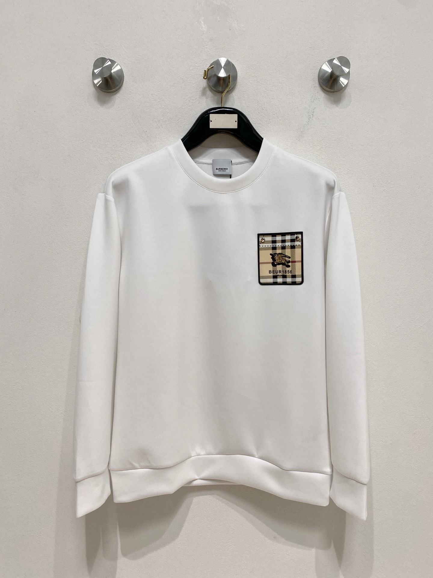 NO:571682,Burberry 2025 Autumn and Winter Men's Letter Logo Pullover Space Cotton Sweatshirt Classic OS version, simple yet stylish. Daily sports and leisure business without pressure...Customer-supplied space knitted cotton, made through a micro-knitting three-dimensional process, the inside is as neat as scales, super texture, breathable and comfortable, the details and soft touch are invincible, the first choice for wearing alone! Color White/Black  Size XS/S/M/L,,burberry,hoodie,sweatshirts,alexander wang19860909巴宝莉 2025秋冬男士字母标识套头太空棉卫衣 经典OS版型,简约而不失格调.日常运动休闲商务毫无压力... 客供太空针织棉,经由微型针织立体工艺过程制作,内里鳞甲般工整,质感超强,透气舒适,细节感和触感柔更是无敌,单穿内搭首选! 颜色白色/黑色 尺码XS/S/M/L,,burberry,hoodie,sweatshirts,alexander wang,Men's clothing