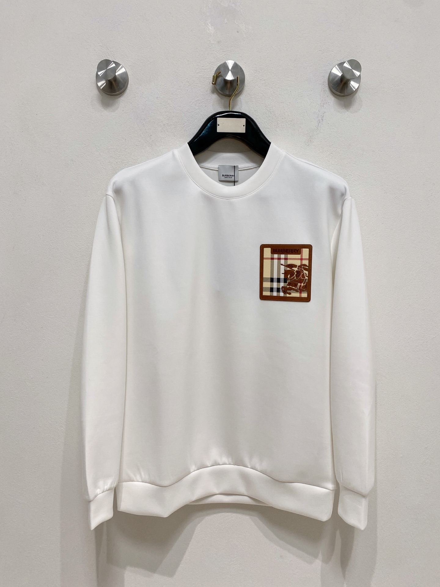 NO:571688,Burberry 2025 Autumn and Winter Men's Letter Logo Pullover Space Cotton Sweatshirt Classic OS version, simple yet stylish. Daily sports and leisure business without pressure...Customer-supplied space knitted cotton, made through a micro-knitting three-dimensional process, the inside is as neat as scales, super texture, breathable and comfortable, the details and soft touch are invincible, the first choice for wearing alone! Color White/Black  Size XS/S/M/L,,burberry,hoodie,sweatshirts,alexander wang19860909巴宝莉 2025秋冬男士字母标识套头太空棉卫衣 经典OS版型,简约而不失格调.日常运动休闲商务毫无压力... 客供太空针织棉,经由微型针织立体工艺过程制作,内里鳞甲般工整,质感超强,透气舒适,细节感和触感柔更是无敌,单穿内搭首选! 颜色白色/黑色 尺码XS/S/M/L,,burberry,hoodie,sweatshirts,alexander wang,Men's clothing