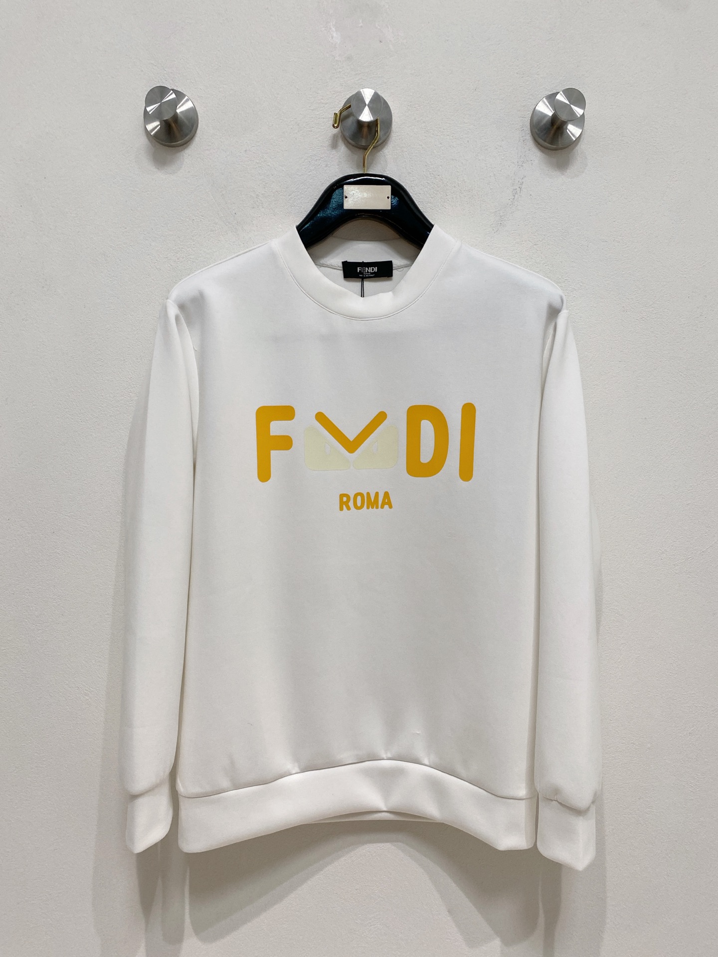 NO:571691,Fendi 2025 Autumn and Winter Men's Letter Logo Pullover Space Cotton Sweatshirt Classic OS version, simple yet stylish. Daily sports and leisure business without pressure...Customer-supplied space knitted cotton, made through a micro-knitting three-dimensional process, the inside is as neat as scales, super texture, breathable and comfortable, the details and soft touch are invincible, the first choice for wearing alone! Color White/Black  Size XS/S/M/L,,fendi,hoodie,sweatshirts,alexander wang19860909芬迪 2025秋冬男士字母标识套头太空棉卫衣 经典OS版型,简约而不失格调.日常运动休闲商务毫无压力... 客供太空针织棉,经由微型针织立体工艺过程制作,内里鳞甲般工整,质感超强,透气舒适,细节感和触感柔更是无敌,单穿内搭首选! 颜色白色/黑色 尺码XS/S/M/L,,fendi,hoodie,sweatshirts,alexander wang,Men's clothing