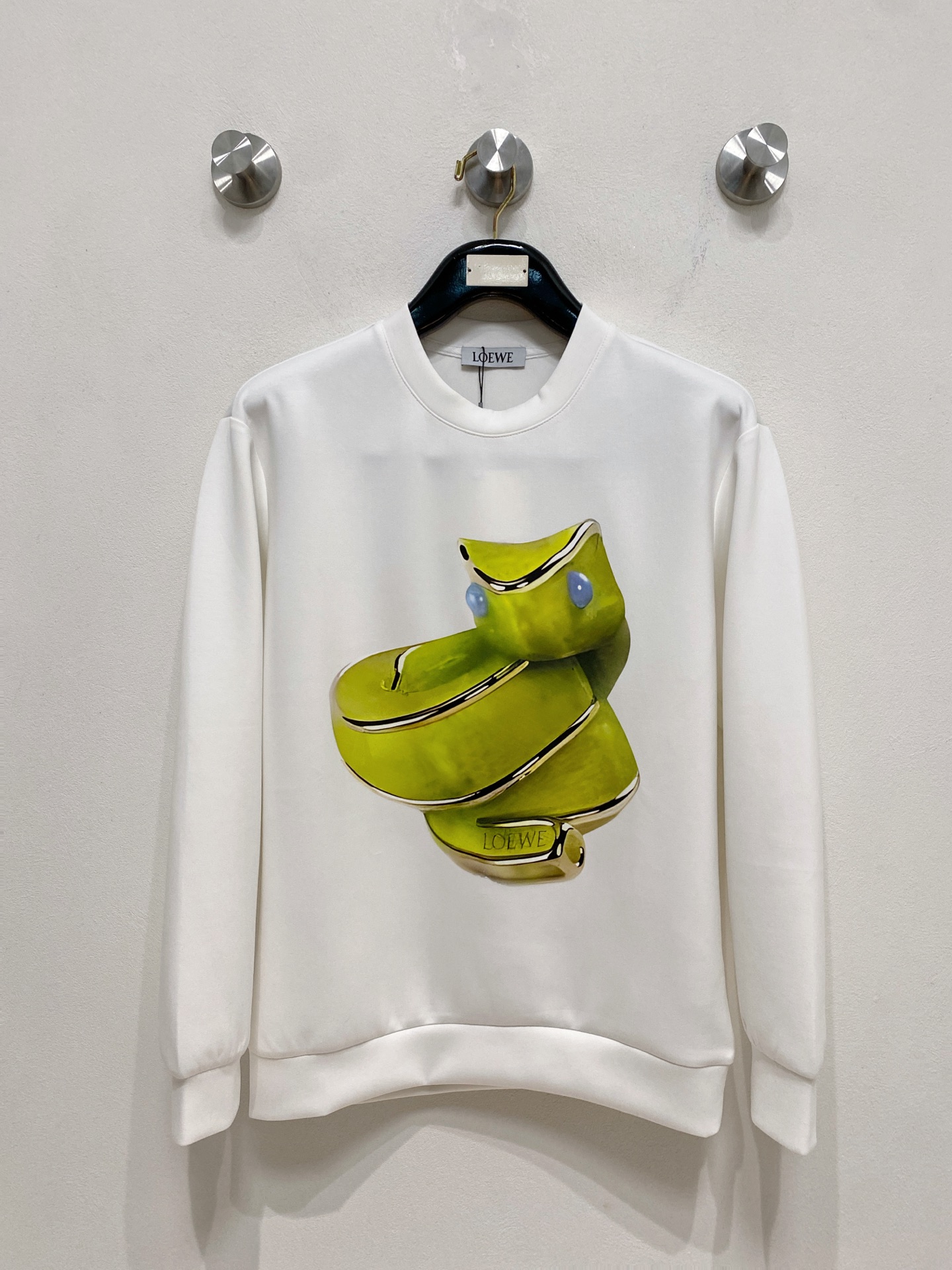 NO:571687,Loewe 2025 Autumn and Winter Men's Letter Logo Pullover Space Cotton Sweatshirt Classic OS version, simple yet stylish. Daily sports and leisure business without pressure...Customer-supplied space knitted cotton, made through a micro-knitting three-dimensional process, the inside is as neat as scales, super texture, breathable and comfortable, with an invincible sense of detail and soft touch. It is the first choice for single wear and inner wear! Color White/Black  Size XS/S/M/L,,loewe,hoodie,sweatshirts,alexander wang19860909罗意威 2025秋冬男士字母标识套头太空棉卫衣 经典OS版型,简约而不失格调.日常运动休闲商务毫无压力... 客供太空针织棉,经由微型针织立体工艺过程制作,内里鳞甲般工整,质感超强,透气舒适,细节感和触感柔更是无敌,单穿内搭首选! 颜色白色/黑色 尺码XS/S/M/L,,loewe,hoodie,sweatshirts,alexander wang,Men's clothing