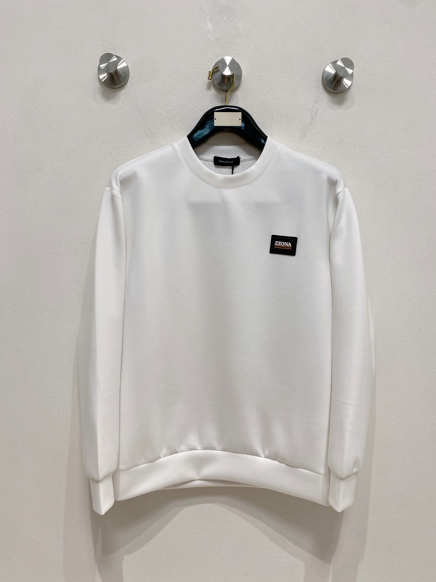 NO:571665,Ermenegildo Zegna 2025 Autumn and Winter Men's Letter Logo Pullover Space Cotton Sweatshirt Classic OS version, simple yet stylish. No pressure for daily sports and leisure business...Customer-supplied space knitted cotton, made through a micro-knitting three-dimensional process, the inside is as neat as scales, has a super texture, is breathable and comfortable, and has an invincible sense of detail and soft touch. It is the first choice for wearing alone! Color White/Black  Size XS/S/M/L,,zegna,hoodie,sweatshirts,alexander wang19860909杰尼亚 2025秋冬男士字母标识套头太空棉卫衣 经典OS版型,简约而不失格调.日常运动休闲商务毫无压力... 客供太空针织棉,经由微型针织立体工艺过程制作,内里鳞甲般工整,质感超强,透气舒适,细节感和触感柔更是无敌,单穿内搭首选! 颜色白色/黑色 尺码XS/S/M/L,,zegna,hoodie,sweatshirts,alexander wang,Men's clothing