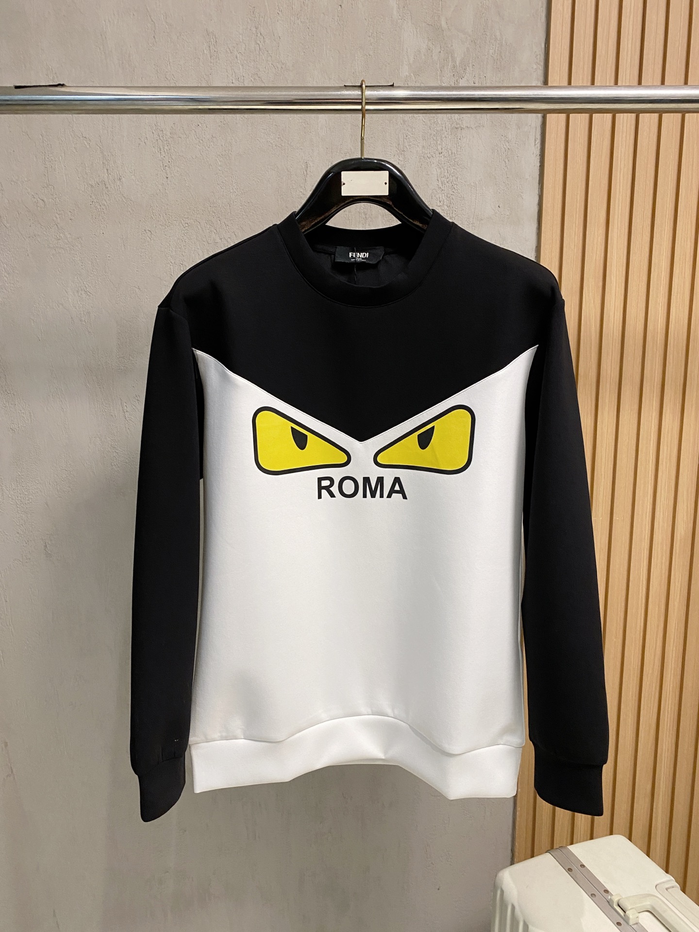 NO:540166,Fendi autumn and winter men's letter logo pullover space cotton sweatshirt classic OS style, simple without losing style. Daily sports and leisure business without pressure... Customer-supplied space knitted cotton, made through mini knitted three-dimensional process, the inner scales are neat, the texture is super strong, breathable and comfortable, the details and touch are invincible, the first choice for single wear! Color black and white color combination (monochrome) Size XS/S/M/L,,fendi,hoodie,sweatshirts,alexander wang19860909芬迪 秋冬男士字母标识套头太空棉卫衣 经典OS版型,简约而不失格调.日常运动休闲商务毫无压力... 客供太空针织棉,经由微型针织立体工艺过程制作,内里鳞甲般工整,质感超强,透气舒适,细节感和触感柔更是无敌,单穿内搭首选! 颜色黑白拼色(单色) 尺码XS/S/M/L,,fendi,hoodie,sweatshirts,alexander wang,Men's clothing