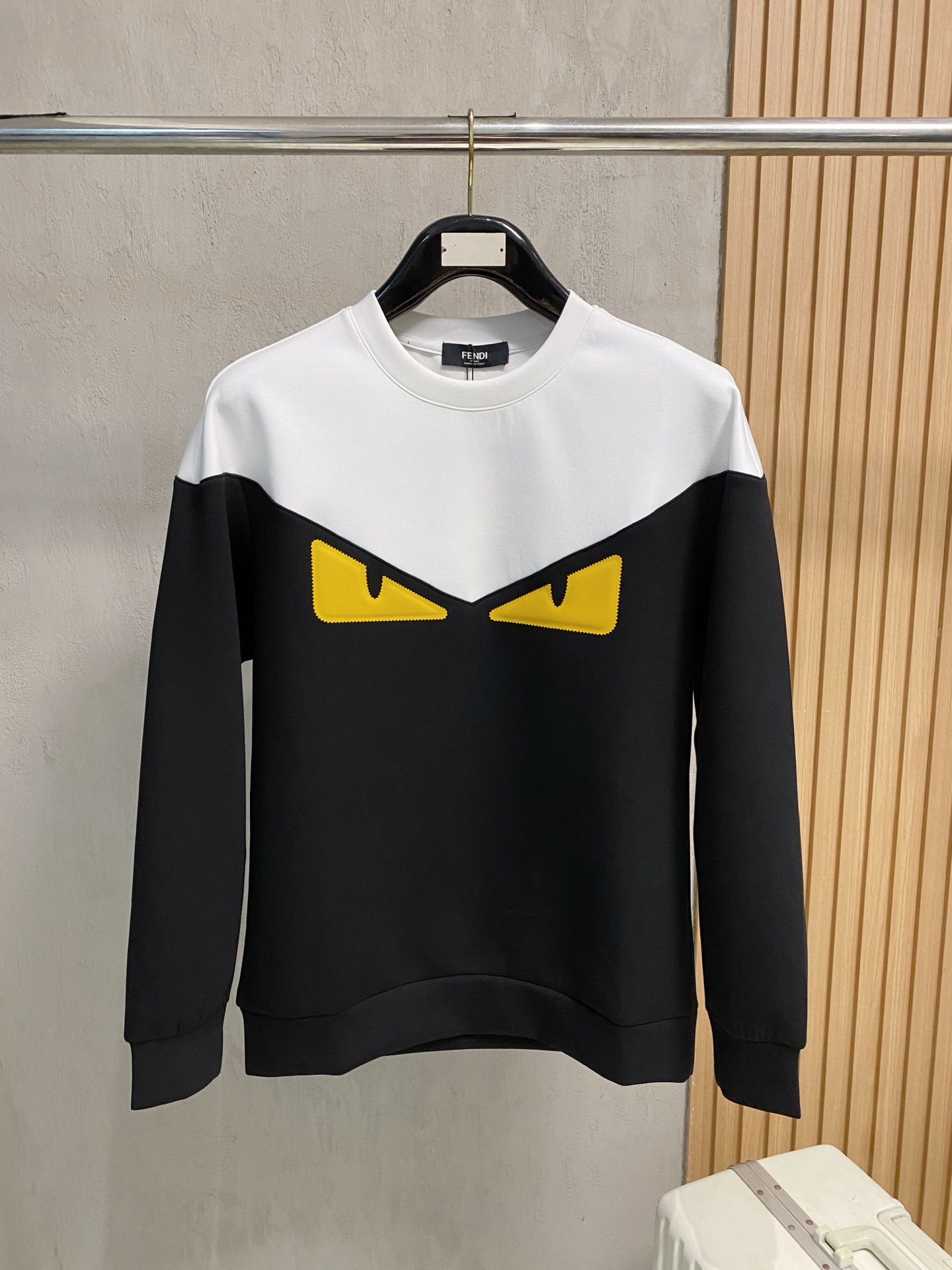 NO:540180,Fendi autumn and winter men's letter logo pullover space cotton sweatshirt classic OS style, simple without losing style. Daily sports and leisure business without pressure... Customer-supplied space knitted cotton, made through mini knitted three-dimensional process, the inner scales are neat, the texture is super strong, breathable and comfortable, the details and touch are invincible, the first choice for single wear! Color black and white color combination (monochrome) Size XS/S/M/L,,fendi,hoodie,sweatshirts,alexander wang19860909芬迪 秋冬男士字母标识套头太空棉卫衣 经典OS版型,简约而不失格调.日常运动休闲商务毫无压力... 客供太空针织棉,经由微型针织立体工艺过程制作,内里鳞甲般工整,质感超强,透气舒适,细节感和触感柔更是无敌,单穿内搭首选! 颜色黑白拼色(单色) 尺码XS/S/M/L,,fendi,hoodie,sweatshirts,alexander wang,Men's clothing