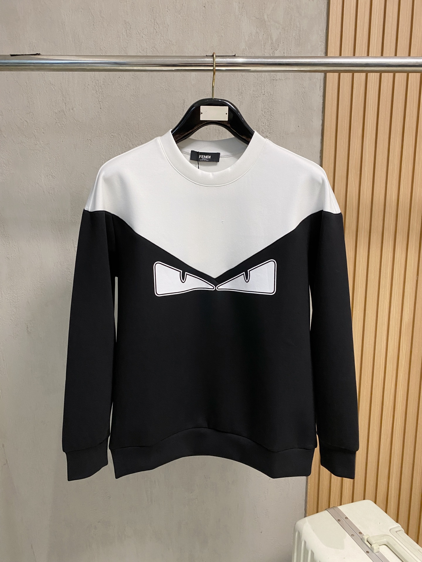 NO:540192,Fendi autumn and winter men's letter logo pullover space cotton sweatshirt classic OS style, simple without losing style. Daily sports and leisure business without pressure... Customer-supplied space knitted cotton, made through mini knitted three-dimensional process, the inner scales are neat, the texture is super strong, breathable and comfortable, the details and touch are invincible, the first choice for single wear! Color black and white color combination (monochrome) Size XS/S/M/L,,fendi,hoodie,sweatshirts,alexander wang19860909芬迪 秋冬男士字母标识套头太空棉卫衣 经典OS版型,简约而不失格调.日常运动休闲商务毫无压力... 客供太空针织棉,经由微型针织立体工艺过程制作,内里鳞甲般工整,质感超强,透气舒适,细节感和触感柔更是无敌,单穿内搭首选! 颜色黑白拼色(单色) 尺码XS/S/M/L,,fendi,hoodie,sweatshirts,alexander wang,Men's clothing