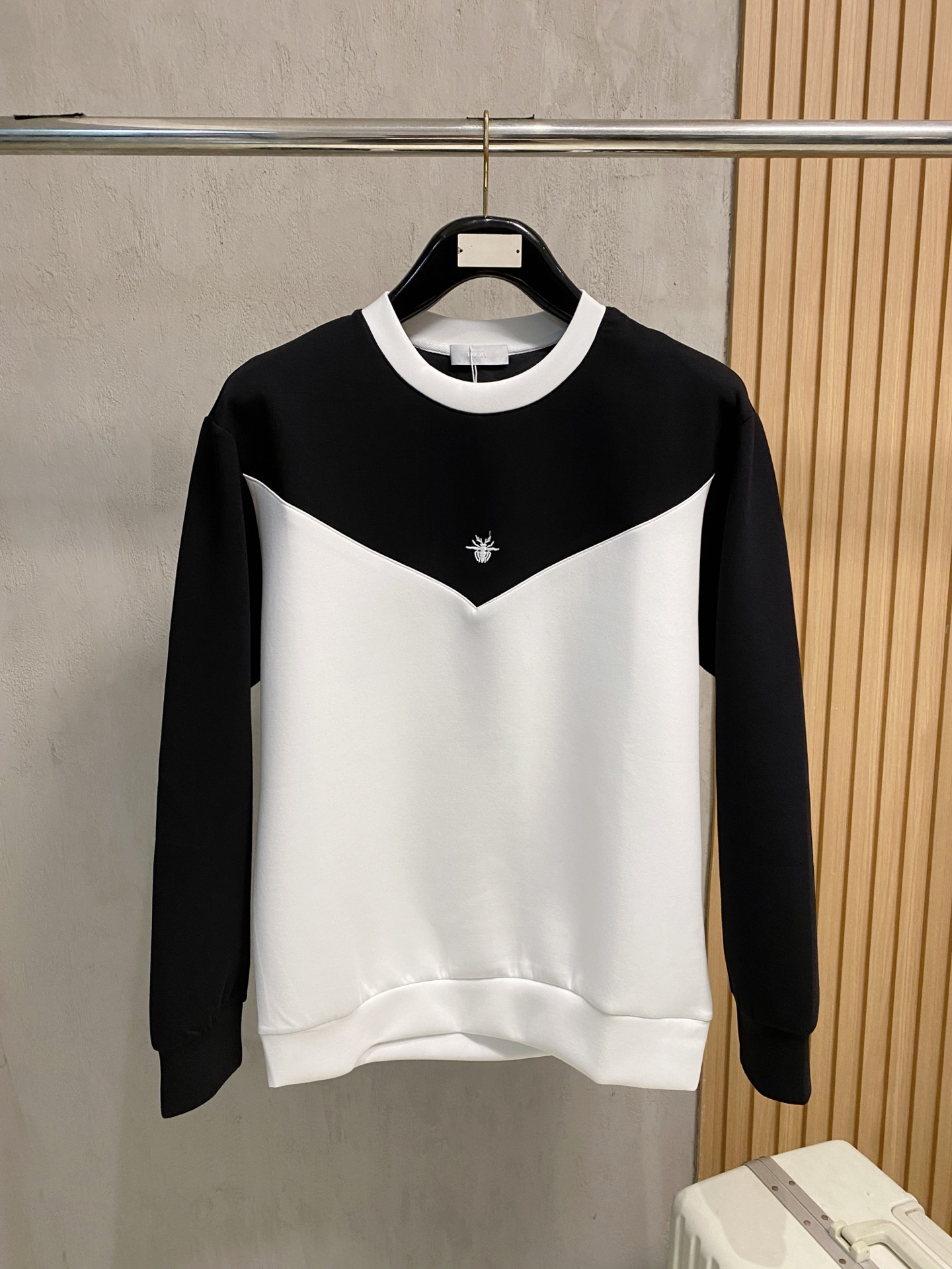 NO:540163,Dior autumn and winter men's letter logo pullover space cotton sweatshirt classic OS style, simple without losing style. Daily sports and leisure business without pressure... Customer-supplied space knitted cotton, made through mini knitting three-dimensional process, the inner scales are neat, the texture is super strong, breathable and comfortable, the detail and touch are invincible, the first choice for single wear! Color black and white color combination (monochrome) Size XS/S/M/L,,dior,hoodie,sweatshirts,alexander wang19860909迪奥 秋冬男士字母标识套头太空棉卫衣 经典OS版型,简约而不失格调.日常运动休闲商务毫无压力... 客供太空针织棉,经由微型针织立体工艺过程制作,内里鳞甲般工整,质感超强,透气舒适,细节感和触感柔更是无敌,单穿内搭首选! 颜色黑白拼色(单色) 尺码XS/S/M/L,,dior,hoodie,sweatshirts,alexander wang,Men's clothing