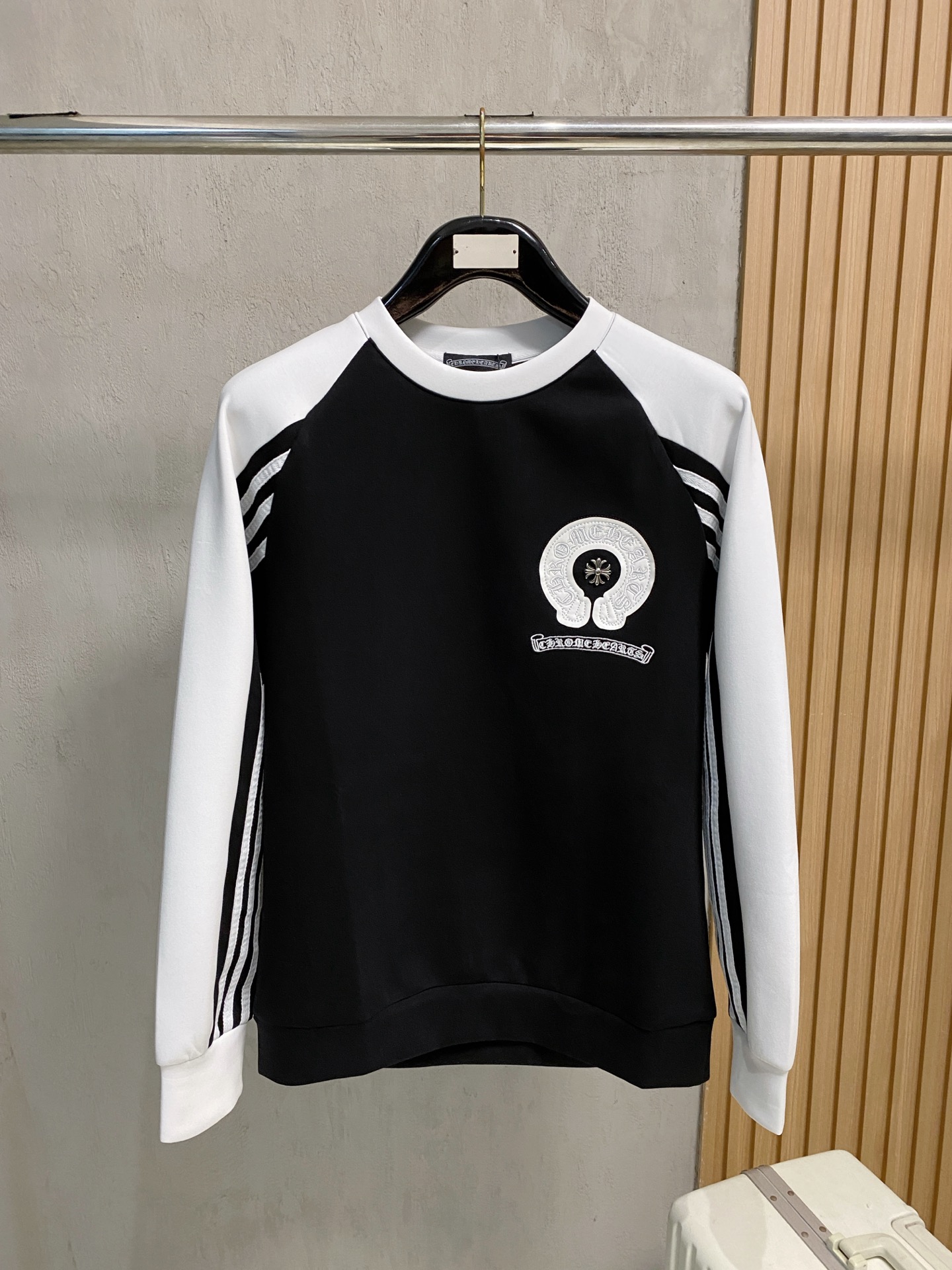 NO:540160,Croxin Men's letter logo pullover space cotton sweatshirt classic OS style, simple without losing style. Daily sports and casual business without any pressure... Customer-supplied space knitted cotton, made through mini knitting three-dimensional process, the inner scales are neat, the texture is super strong, breathable and comfortable, the detail and touch are invincible, the first choice for single wear! Color black and white color combination (monochrome) Size XS/S/M/L,,chrome hearts, hoodie, sweatshirts, alexander wang19860909克罗心 秋冬男士字母标识套头太空棉卫衣 经典OS版型,简约而不失格调.日常运动休闲商务毫无压力... 客供太空针织棉,经由微型针织立体工艺过程制作,内里鳞甲般工整,质感超强,透气舒适,细节感和触感柔更是无敌,单穿内搭首选! 颜色黑白拼色(单色) 尺码XS/S/M/L,,chrome hearts,hoodie,sweatshirts,alexander wang,Men's clothing