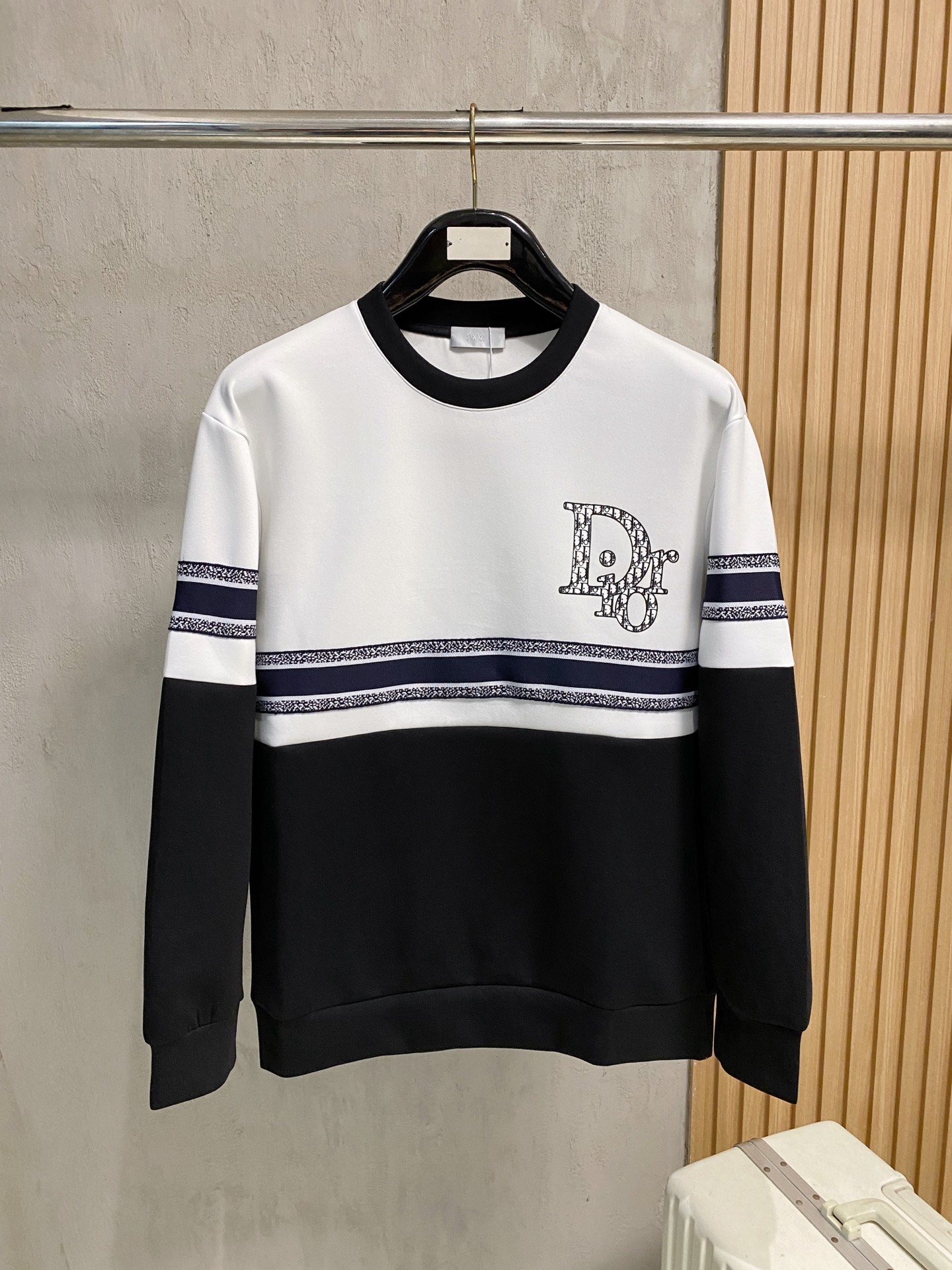 NO:540200,Dior autumn and winter men's letter logo pullover space cotton sweatshirt classic OS style, simple without losing style. Daily sports and leisure business without pressure... Customer-supplied space knitted cotton, made through mini knitting three-dimensional process, the inner scales are neat, the texture is super strong, breathable and comfortable, the detail and touch are invincible, the first choice for single wear! Color black and white color combination (monochrome) Size XS/S/M/L,,dior,hoodie,sweatshirts,alexander wang19860909迪奥 秋冬男士字母标识套头太空棉卫衣 经典OS版型,简约而不失格调.日常运动休闲商务毫无压力... 客供太空针织棉,经由微型针织立体工艺过程制作,内里鳞甲般工整,质感超强,透气舒适,细节感和触感柔更是无敌,单穿内搭首选! 颜色黑白拼色(单色) 尺码XS/S/M/L,,dior,hoodie,sweatshirts,alexander wang,Men's clothing