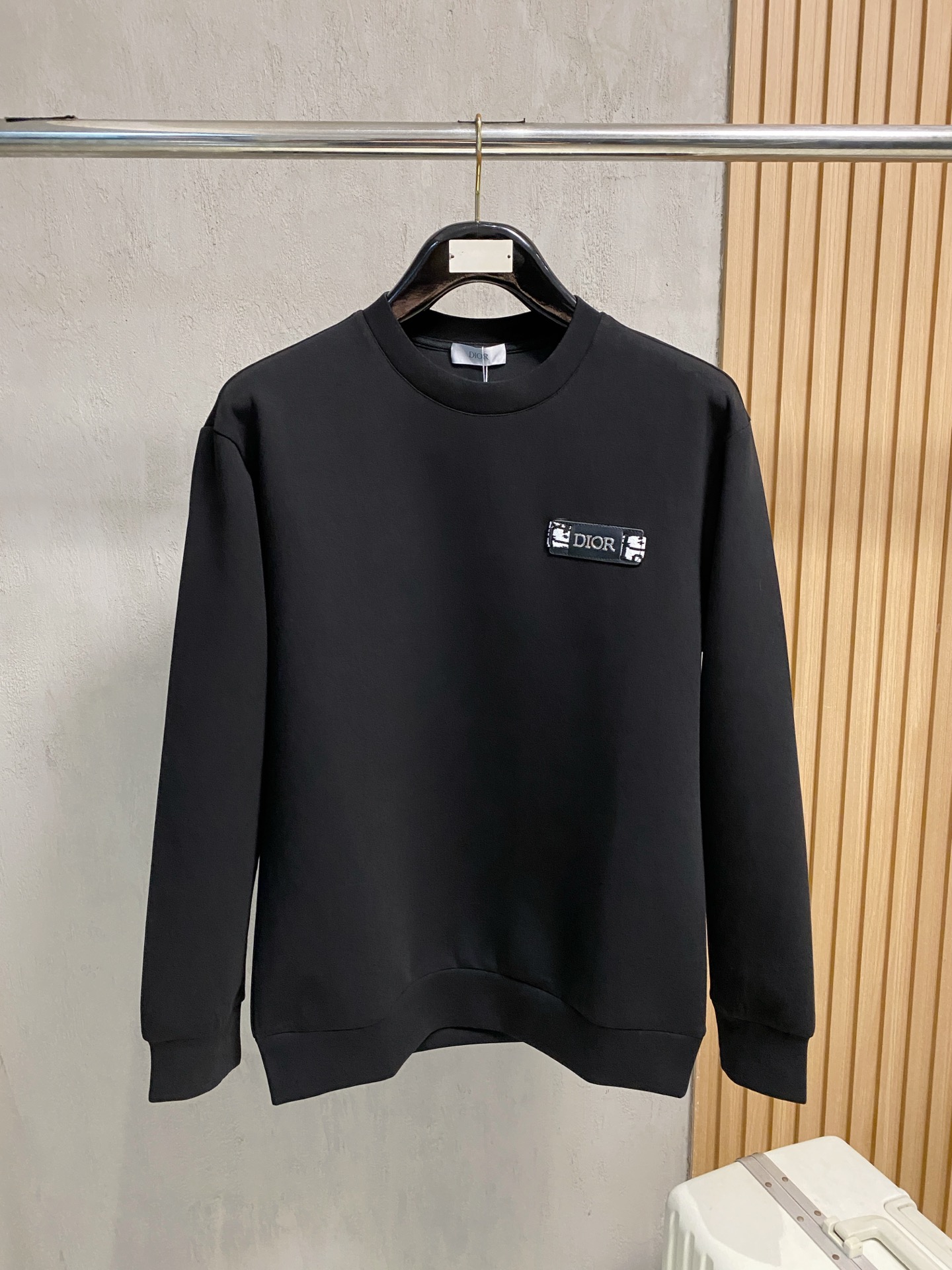 NO:564806,Dior 2025 Autumn and Winter Men's Letter Logo Pullover Space Cotton Sweatshirt Classic OS version, simple yet stylish. No pressure for daily sports, leisure and business...Customer-supplied space knitted cotton, made through a micro-knitting three-dimensional process, the inside is as neat as scales, has a super texture, is breathable and comfortable, and has an invincible sense of detail and soft touch. It is the first choice for wearing alone! Color White/Black  Size XS/S/M/L,,dior,hoodie,sweatshirts,alexander wang19860909迪奥 2025秋冬男士字母标识套头太空棉卫衣 经典OS版型,简约而不失格调.日常运动休闲商务毫无压力... 客供太空针织棉,经由微型针织立体工艺过程制作,内里鳞甲般工整,质感超强,透气舒适,细节感和触感柔更是无敌,单穿内搭首选! 颜色白色/黑色 尺码XS/S/M/L,,dior,hoodie,sweatshirts,alexander wang,Men's clothing