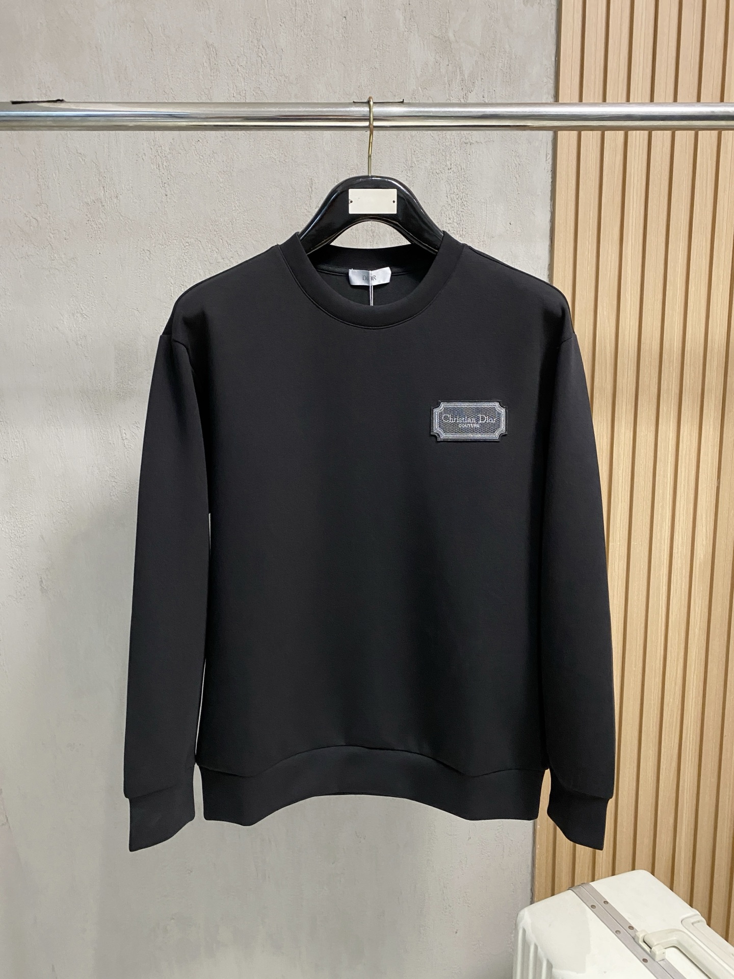 NO:564796,Dior 2025 Autumn and Winter Men's Letter Logo Pullover Space Cotton Sweatshirt Classic OS version, simple yet stylish. No pressure for daily sports, leisure and business...Customer-supplied space knitted cotton, made through a micro-knitting three-dimensional process, the inside is as neat as scales, has a super texture, is breathable and comfortable, and has an invincible sense of detail and soft touch. It is the first choice for wearing alone! Color White/Black  Size XS/S/M/L,,dior,hoodie,sweatshirts,alexander wang19860909迪奥 2025秋冬男士字母标识套头太空棉卫衣 经典OS版型,简约而不失格调.日常运动休闲商务毫无压力... 客供太空针织棉,经由微型针织立体工艺过程制作,内里鳞甲般工整,质感超强,透气舒适,细节感和触感柔更是无敌,单穿内搭首选! 颜色白色/黑色 尺码XS/S/M/L,,dior,hoodie,sweatshirts,alexander wang,Men's clothing