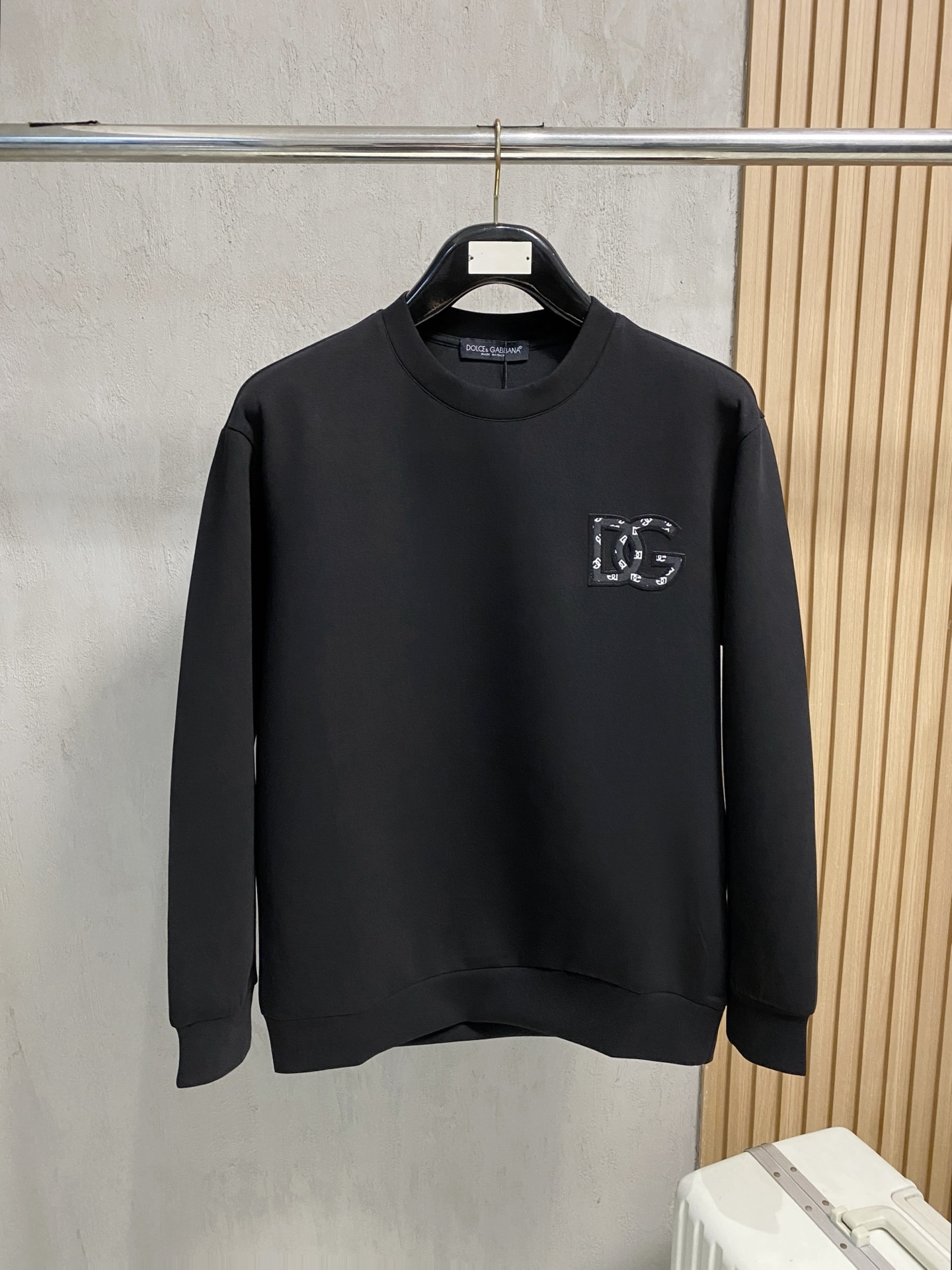 NO:564809,DG 2025 autumn and winter men's letter logo pullover space cotton sweatshirt. Classic OS version, simple yet stylish. Daily sports and leisure business without pressure...Customer-supplied space knitted cotton, made through a micro-knitting three-dimensional process, the inner lining is as neat as scales, super texture, breathable and comfortable, with an invincible sense of detail and soft touch. It is the first choice for single wear and inner wear! Color white/black  Size XS/S/M/L,,hoodie,sweatshirts,alexander wang19860909DG 2025秋冬男士字母标识套头太空棉卫衣 经典OS版型,简约而不失格调.日常运动休闲商务毫无压力... 客供太空针织棉,经由微型针织立体工艺过程制作,内里鳞甲般工整,质感超强,透气舒适,细节感和触感柔更是无敌,单穿内搭首选! 颜色白色/黑色 尺码XS/S/M/L,,hoodie,sweatshirts,alexander wang,Men's clothing