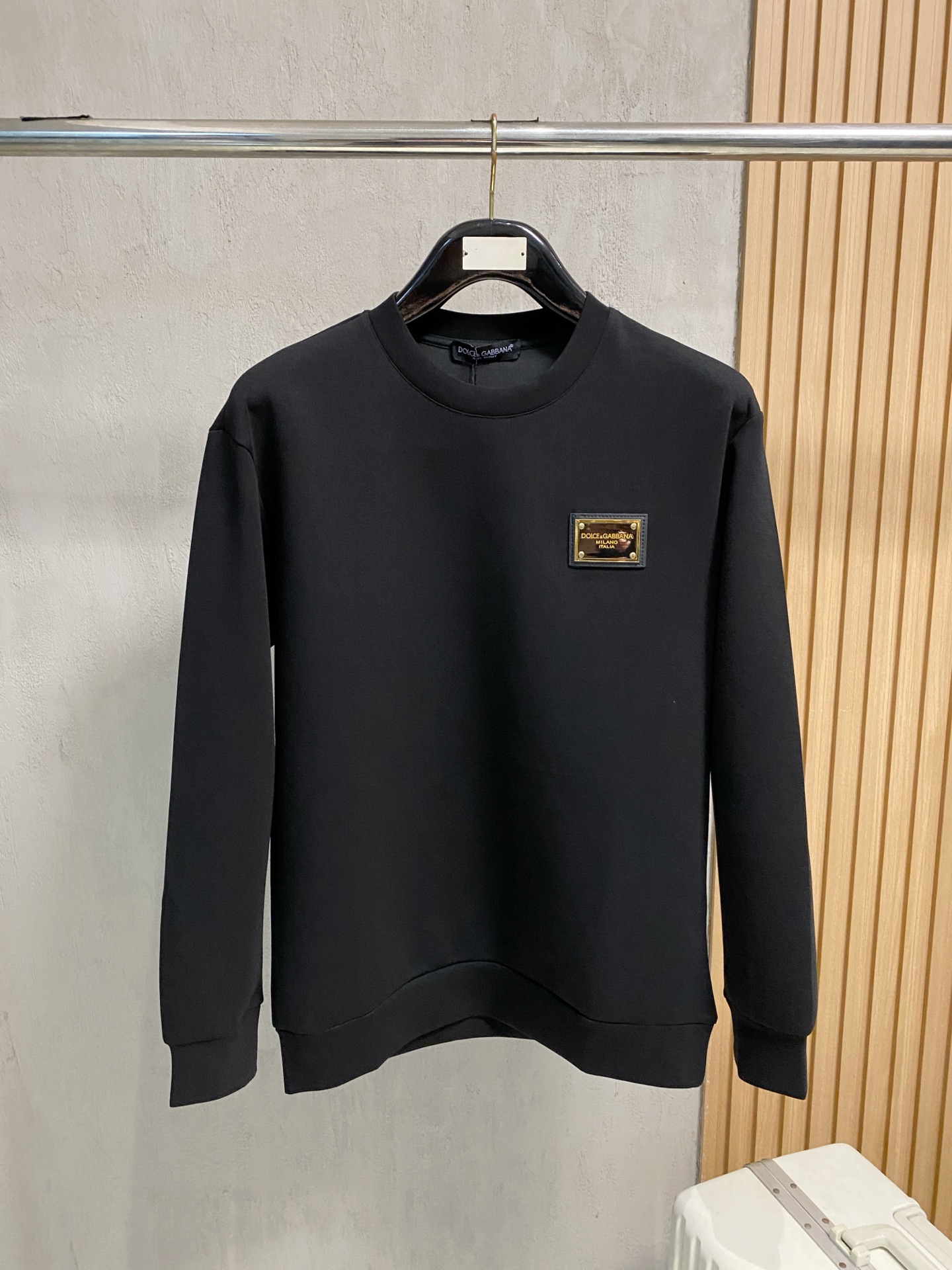 NO:564800,DG 2025 autumn and winter men's letter logo pullover space cotton sweatshirt. Classic OS version, simple yet stylish. Daily sports and leisure business without pressure...Customer-supplied space knitted cotton, made through a micro-knitting three-dimensional process, the inner lining is as neat as scales, super texture, breathable and comfortable, with an invincible sense of detail and soft touch. It is the first choice for single wear and inner wear! Color white/black  Size XS/S/M/L,,hoodie,sweatshirts,alexander wang19860909DG 2025秋冬男士字母标识套头太空棉卫衣 经典OS版型,简约而不失格调.日常运动休闲商务毫无压力... 客供太空针织棉,经由微型针织立体工艺过程制作,内里鳞甲般工整,质感超强,透气舒适,细节感和触感柔更是无敌,单穿内搭首选! 颜色白色/黑色 尺码XS/S/M/L,,hoodie,sweatshirts,alexander wang,Men's clothing