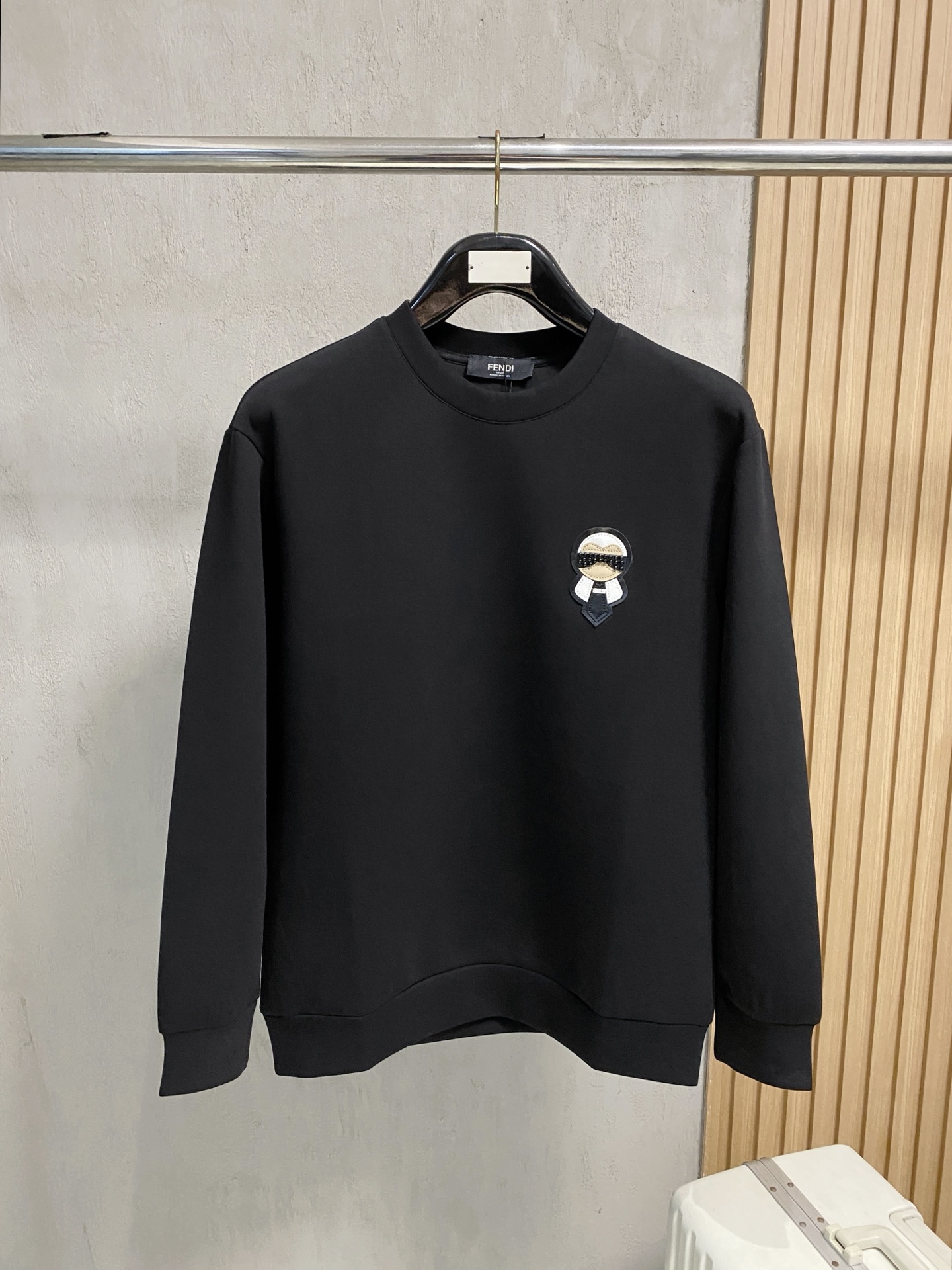 NO:564790,Fendi 2025 Autumn and Winter Men's Letter Logo Pullover Space Cotton Sweatshirt Classic OS version, simple yet stylish. Daily sports and leisure business without pressure...Customer-supplied space knitted cotton, made through a micro-knitting three-dimensional process, the inside is as neat as scales, super texture, breathable and comfortable, the details and soft touch are invincible, the first choice for wearing alone! Color White/Black  Size XS/S/M/L,,fendi,hoodie,sweatshirts,alexander wang19860909芬迪 2025秋冬男士字母标识套头太空棉卫衣 经典OS版型,简约而不失格调.日常运动休闲商务毫无压力... 客供太空针织棉,经由微型针织立体工艺过程制作,内里鳞甲般工整,质感超强,透气舒适,细节感和触感柔更是无敌,单穿内搭首选! 颜色白色/黑色 尺码XS/S/M/L,,fendi,hoodie,sweatshirts,alexander wang,Men's clothing