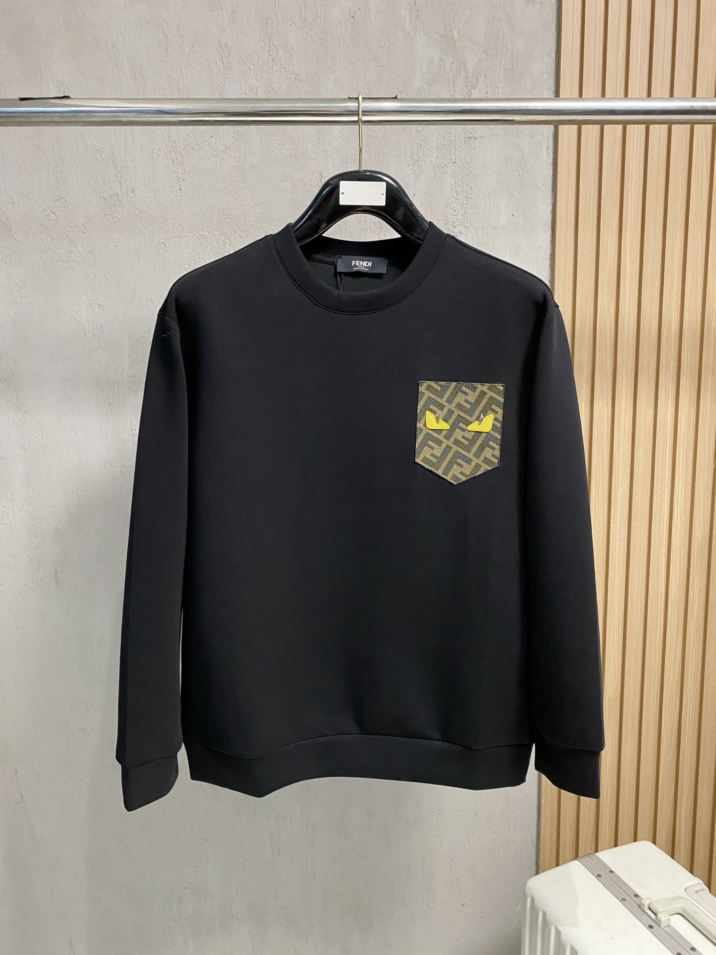 NO:540186,LV autumn and winter men's letter logo pullover space cotton sweatshirt classic OS style, simple without losing style. Daily sports and leisure business without pressure... Customer-supplied space knitted cotton, made through mini knitted three-dimensional process, the inner scales are neat, the texture is super strong, breathable and comfortable, the details and touch are invincible, the first choice for single wear! Color white/black Size XS/S/M/L,,louis vuitton,hoodie,sweatshirts,alexander wang19860909LV 秋冬男士字母标识套头太空棉卫衣 经典OS版型,简约而不失格调.日常运动休闲商务毫无压力... 客供太空针织棉,经由微型针织立体工艺过程制作,内里鳞甲般工整,质感超强,透气舒适,细节感和触感柔更是无敌,单穿内搭首选! 颜色白色/黑色 尺码XS/S/M/L,,louis vuitton,hoodie,sweatshirts,alexander wang,Men's clothing