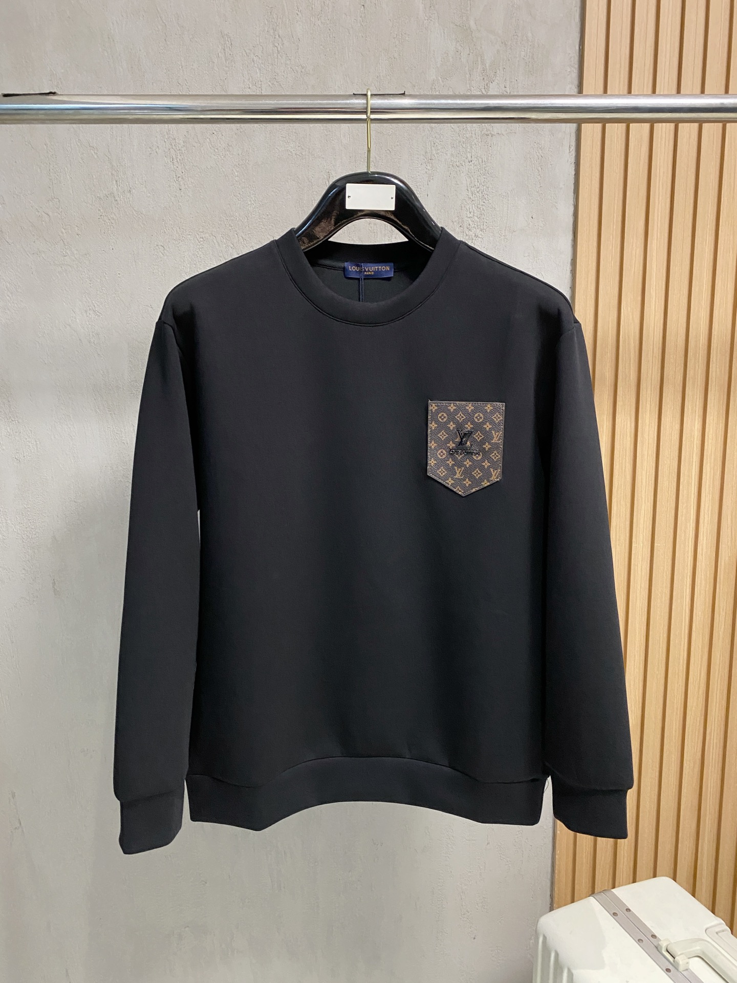 NO:540171,LV autumn and winter men's letter logo pullover space cotton sweatshirt classic OS style, simple without losing style. Daily sports and casual business without any pressure... Customer-supplied space knitted cotton, made through mini knitted three-dimensional process, the inner scales are neat, the texture is super strong, breathable and comfortable, the details and touch are invincible, the first choice for single wear! Color white/black Size XS/S/M/L,,louis vuitton,hoodie,sweatshirts,alexander wang19860909LV 秋冬男士字母标识套头太空棉卫衣 经典OS版型,简约而不失格调.日常运动休闲商务毫无压力... 客供太空针织棉,经由微型针织立体工艺过程制作,内里鳞甲般工整,质感超强,透气舒适,细节感和触感柔更是无敌,单穿内搭首选! 颜色白色/黑色 尺码XS/S/M/L,,louis vuitton,hoodie,sweatshirts,alexander wang,Men's clothing