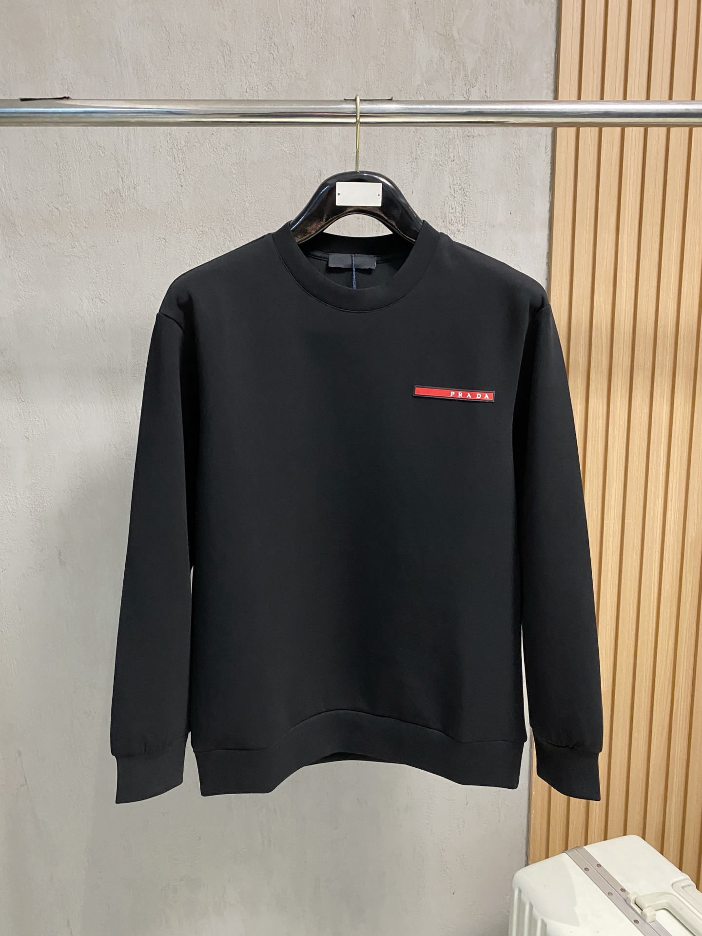 NO:540182,Prada autumn and winter men's letter logo pullover space cotton sweatshirt classic OS style, simple without losing style. Daily sports and leisure business without pressure... Customer-supplied space knitted cotton, made through mini knitted three-dimensional process, the inner scales are neat, the texture is super strong, breathable and comfortable, the details and touch are invincible, the first choice for single wear! Color white/black Size XS/S/M/L,,prada,hoodie,sweatshirts,alexander wang19860909普拉达 秋冬男士字母标识套头太空棉卫衣 经典OS版型,简约而不失格调.日常运动休闲商务毫无压力... 客供太空针织棉,经由微型针织立体工艺过程制作,内里鳞甲般工整,质感超强,透气舒适,细节感和触感柔更是无敌,单穿内搭首选! 颜色白色/黑色 尺码XS/S/M/L,,prada,hoodie,sweatshirts,alexander wang,Men's clothing