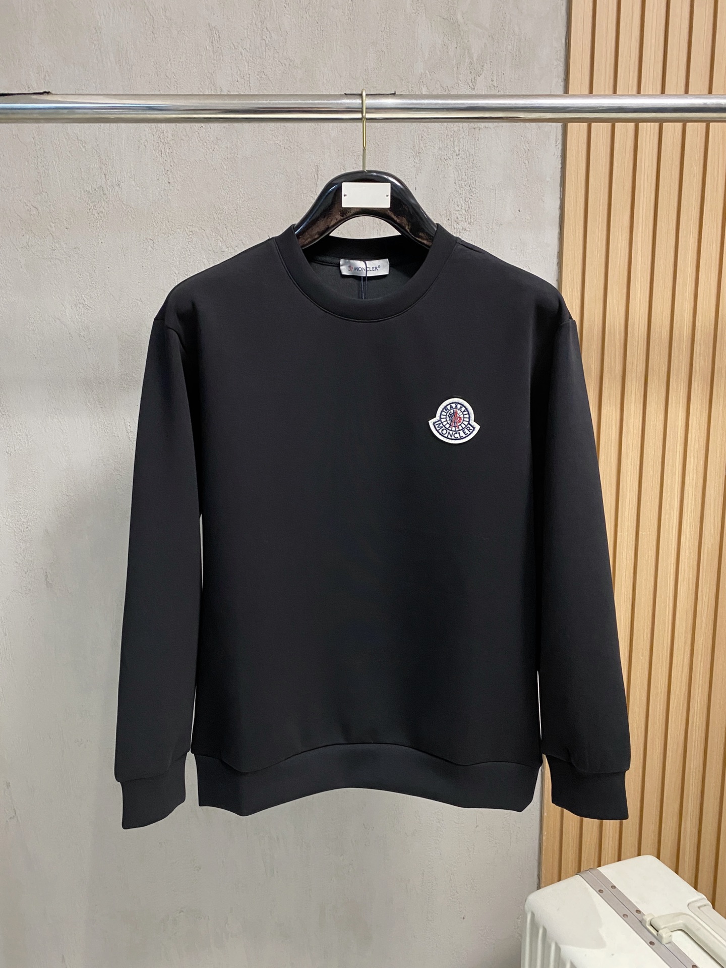 NO:540164,The silhouette of men's letters and logo pullover space cotton sweatshirts for autumn and winter. Classic OS style, simple without losing style. Daily sports and leisure business is stress-free... Customer-supplied space knitted cotton, made through mini knitting three-dimensional process. The inner scales are as neat as strong, breathable and comfortable, and the details and touch are invincible. The first choice for single wear! Color white/black Size XS/S/M/L, Moncler, hoodie, sweatshirts, alexander wang19860909蒙口 秋冬男士字母标识套头太空棉卫衣 经典OS版型,简约而不失格调.日常运动休闲商务毫无压力... 客供太空针织棉,经由微型针织立体工艺过程制作,内里鳞甲般工整,质感超强,透气舒适,细节感和触感柔更是无敌,单穿内搭首选! 颜色白色/黑色 尺码XS/S/M/L,,Moncler,hoodie,sweatshirts,alexander wang,Men's clothing