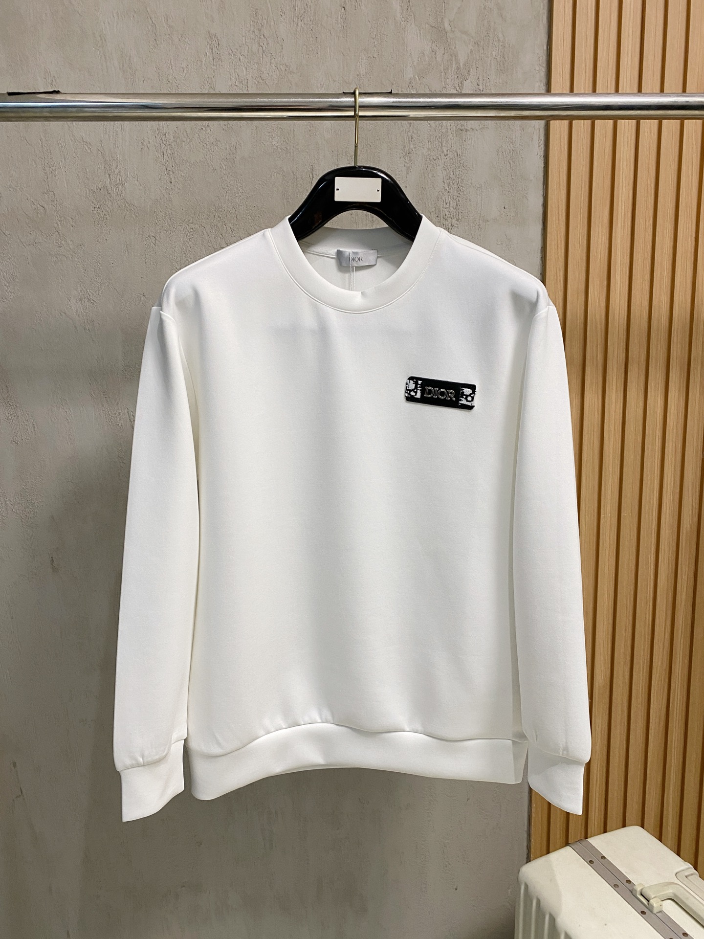 NO:540172,Dior autumn and winter men's letter logo pullover space cotton sweatshirt classic OS style, simple without losing style. Daily sports and leisure business without pressure... Customer-supplied space knitted cotton, made through mini knitting three-dimensional process, the inner scales are neat, the texture is super strong, breathable and comfortable, the details and touch are invincible, the first choice for single wear! Color white/black Size XS/S/M/L,,dior,hoodie,sweatshirts,alexander wang19860909迪奥 秋冬男士字母标识套头太空棉卫衣 经典OS版型,简约而不失格调.日常运动休闲商务毫无压力... 客供太空针织棉,经由微型针织立体工艺过程制作,内里鳞甲般工整,质感超强,透气舒适,细节感和触感柔更是无敌,单穿内搭首选! 颜色白色/黑色 尺码XS/S/M/L,,dior,hoodie,sweatshirts,alexander wang,Men's clothing