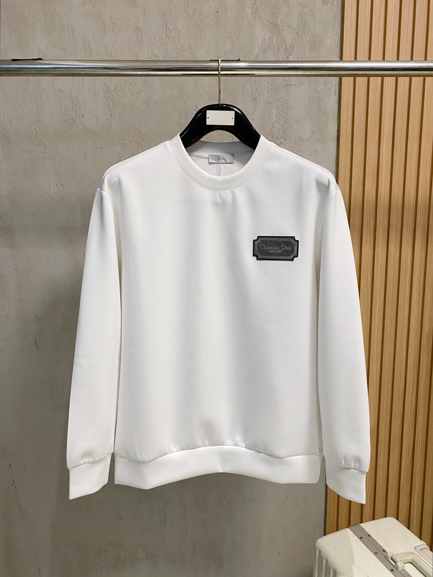 NO:540176,Dior autumn and winter men's letter logo pullover space cotton sweatshirt classic OS style, simple without losing style. Daily sports and leisure business without pressure... Customer-supplied space knitted cotton, made through mini knitting three-dimensional process, the inner scales are neat, the texture is super strong, breathable and comfortable, the details and touch are invincible, the first choice for single wear! Color white/black Size XS/S/M/L,,dior,hoodie,sweatshirts,alexander wang19860909迪奥 秋冬男士字母标识套头太空棉卫衣 经典OS版型,简约而不失格调.日常运动休闲商务毫无压力... 客供太空针织棉,经由微型针织立体工艺过程制作,内里鳞甲般工整,质感超强,透气舒适,细节感和触感柔更是无敌,单穿内搭首选! 颜色白色/黑色 尺码XS/S/M/L,,dior,hoodie,sweatshirts,alexander wang,Men's clothing