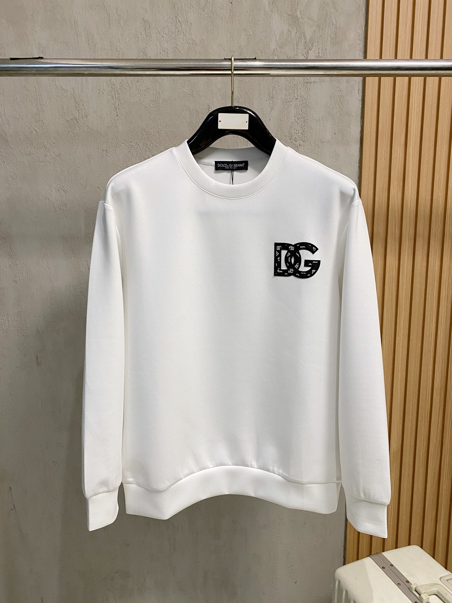 NO:540175,DG Autumn and Winter Men's Letter Logo Pull-up Space Cotton Sweatshirt Classic OS style, simple without losing style. Daily sports and casual business without any pressure... Customer-supplied space knitted cotton, made through mini knitting three-dimensional process, the inner scales are neat, the texture is super strong, breathable and comfortable, the details and touch are invincible, the first choice for single wear! Color white/black Size XS/S/M/L, hoodie, sweatshirts, alexander wang19860909DG 秋冬男士字母标识套头太空棉卫衣 经典OS版型,简约而不失格调.日常运动休闲商务毫无压力... 客供太空针织棉,经由微型针织立体工艺过程制作,内里鳞甲般工整,质感超强,透气舒适,细节感和触感柔更是无敌,单穿内搭首选! 颜色白色/黑色 尺码XS/S/M/L,,hoodie,sweatshirts,alexander wang,Men's clothing