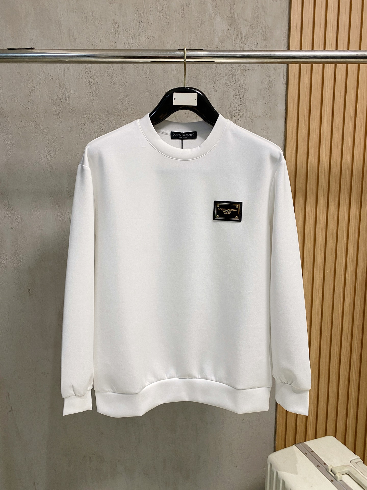 NO:540179,DG Autumn and Winter Men's Letter Logo Pull-up Space Cotton Sweatshirt Classic OS style, simple without losing style. Daily sports and leisure business is stress-free... Customer-supplied space knitted cotton, made through mini knitting three-dimensional process, the inner scales are neat, the texture is super strong, breathable and comfortable, the details and touch are invincible, the first choice for single wear! Color white/black Size XS/S/M/L, hoodie, sweatshirts, alexander wang19860909DG 秋冬男士字母标识套头太空棉卫衣 经典OS版型,简约而不失格调.日常运动休闲商务毫无压力... 客供太空针织棉,经由微型针织立体工艺过程制作,内里鳞甲般工整,质感超强,透气舒适,细节感和触感柔更是无敌,单穿内搭首选! 颜色白色/黑色 尺码XS/S/M/L,,hoodie,sweatshirts,alexander wang,Men's clothing