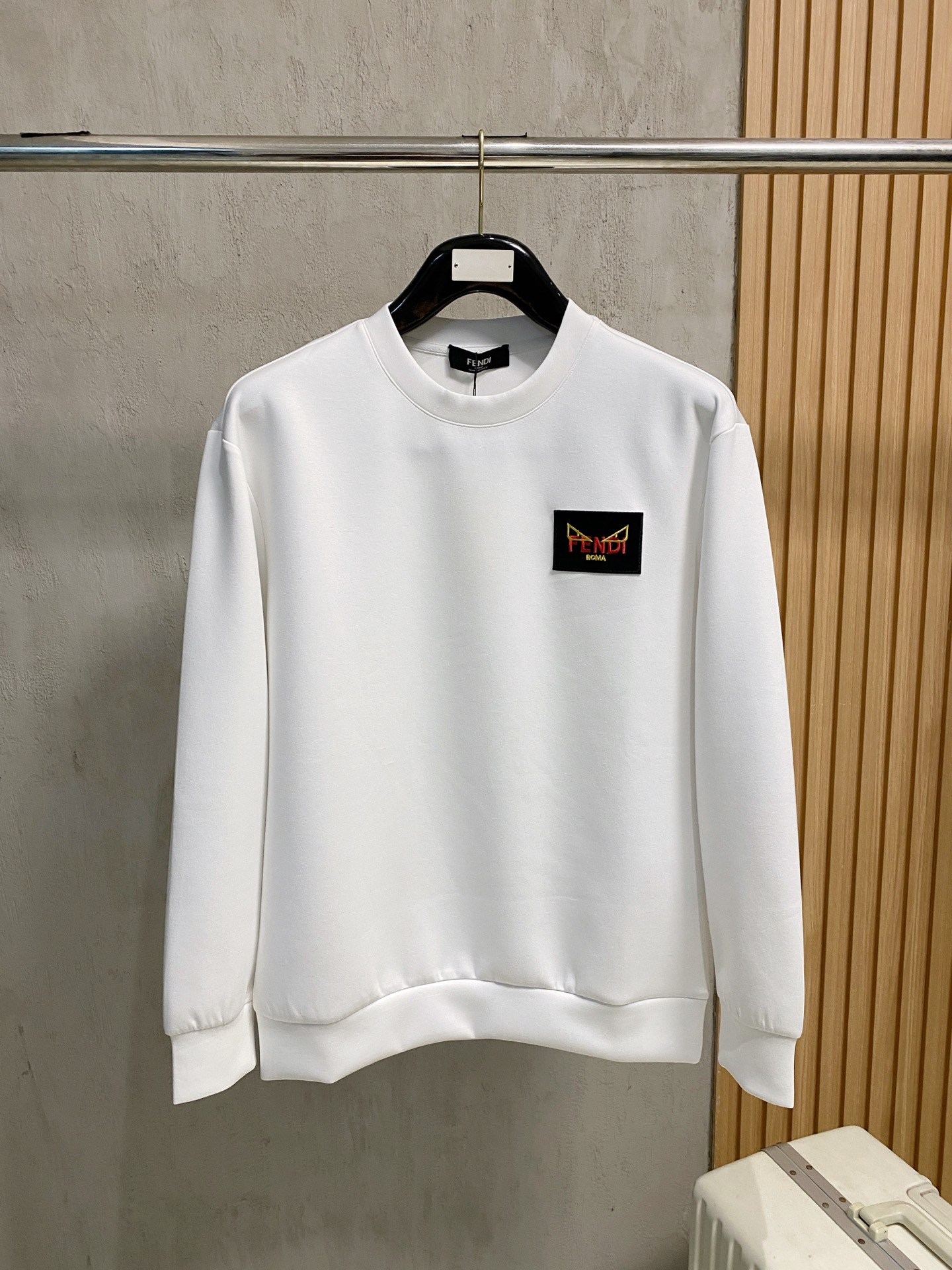 NO:540181,Fendi autumn and winter men's letter logo pullover space cotton sweatshirt classic OS style, simple without losing style. Daily sports and leisure business without pressure... Customer-supplied space knitted cotton, made through mini knitted three-dimensional process, the inner scales are neat, the texture is super strong, breathable and comfortable, the details and touch are invincible, the first choice for single wear! Color white/black Size XS/S/M/L,,fendi,hoodie,sweatshirts,alexander wang19860909芬迪 秋冬男士字母标识套头太空棉卫衣 经典OS版型,简约而不失格调.日常运动休闲商务毫无压力... 客供太空针织棉,经由微型针织立体工艺过程制作,内里鳞甲般工整,质感超强,透气舒适,细节感和触感柔更是无敌,单穿内搭首选! 颜色白色/黑色 尺码XS/S/M/L,,fendi,hoodie,sweatshirts,alexander wang,Men's clothing