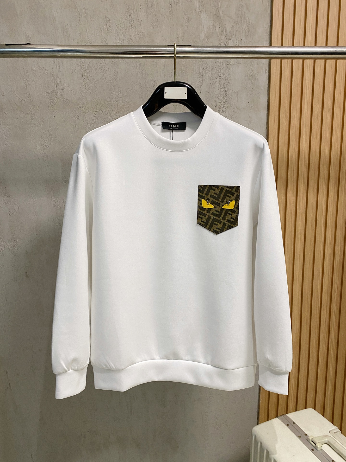 NO:540188,Fendi autumn and winter men's letter logo pullover space cotton sweatshirt classic OS style, simple without losing style. Daily sports and leisure business without pressure... Customer-supplied space knitted cotton, made through mini knitted three-dimensional process, the inner scales are neat, the texture is super strong, breathable and comfortable, the details and touch are invincible, the first choice for single wear! Color white/black Size XS/S/M/L,,fendi,hoodie,sweatshirts,alexander wang19860909芬迪 秋冬男士字母标识套头太空棉卫衣 经典OS版型,简约而不失格调.日常运动休闲商务毫无压力... 客供太空针织棉,经由微型针织立体工艺过程制作,内里鳞甲般工整,质感超强,透气舒适,细节感和触感柔更是无敌,单穿内搭首选! 颜色白色/黑色 尺码XS/S/M/L,,fendi,hoodie,sweatshirts,alexander wang,Men's clothing