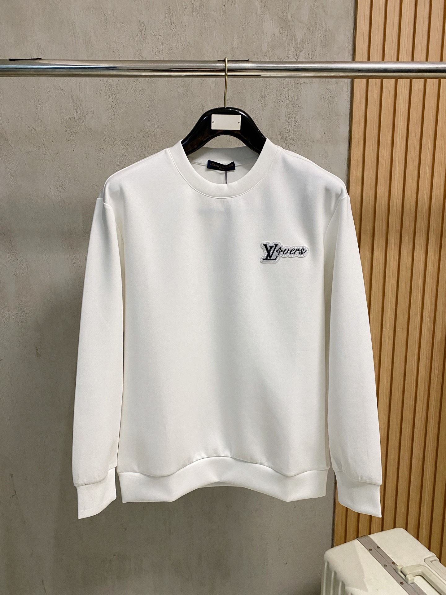 NO:540157,LV autumn and winter men's letter logo pullover space cotton sweatshirt classic OS style, simple without losing style. Daily sports and leisure business without pressure... Customer-supplied space knitted cotton, made through mini knitted three-dimensional process, the inner scales are neat, the texture is super strong, breathable and comfortable, the details and touch are invincible, the first choice for single wear! Color white/black Size XS/S/M/L,,louis vuitton,hoodie,sweatshirts,alexander wang19860909LV 秋冬男士字母标识套头太空棉卫衣 经典OS版型,简约而不失格调.日常运动休闲商务毫无压力... 客供太空针织棉,经由微型针织立体工艺过程制作,内里鳞甲般工整,质感超强,透气舒适,细节感和触感柔更是无敌,单穿内搭首选! 颜色白色/黑色 尺码XS/S/M/L,,louis vuitton,hoodie,sweatshirts,alexander wang,Men's clothing