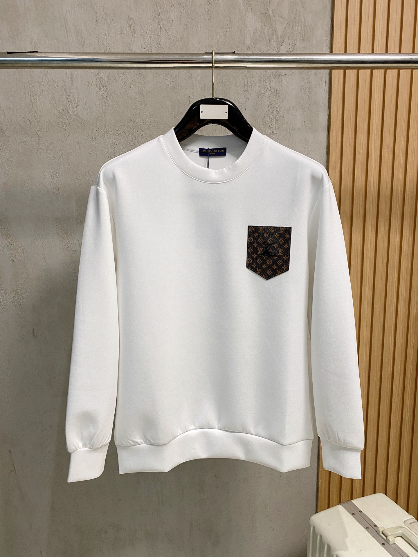 NO:564817,LV 2025 autumn and winter men's letter logo pullover space cotton sweatshirt. Classic OS version, simple yet stylish. Daily sports and leisure business without pressure...Customer-supplied space knitted cotton, made through micro-knitting three-dimensional process, the inside is as neat as scales, super texture, breathable and comfortable, the details and soft touch are invincible, the first choice for single wear and inner wear! Color white/black, size XS/S/M/L,, louis  vuitton,hoodie,sweatshirts,alexander wang19860909LV 2025秋冬男士字母标识套头太空棉卫衣 经典OS版型,简约而不失格调.日常运动休闲商务毫无压力... 客供太空针织棉,经由微型针织立体工艺过程制作,内里鳞甲般工整,质感超强,透气舒适,细节感和触感柔更是无敌,单穿内搭首选! 颜色白色/黑色 尺码XS/S/M/L,,louis vuitton,hoodie,sweatshirts,alexander wang,Men's clothing