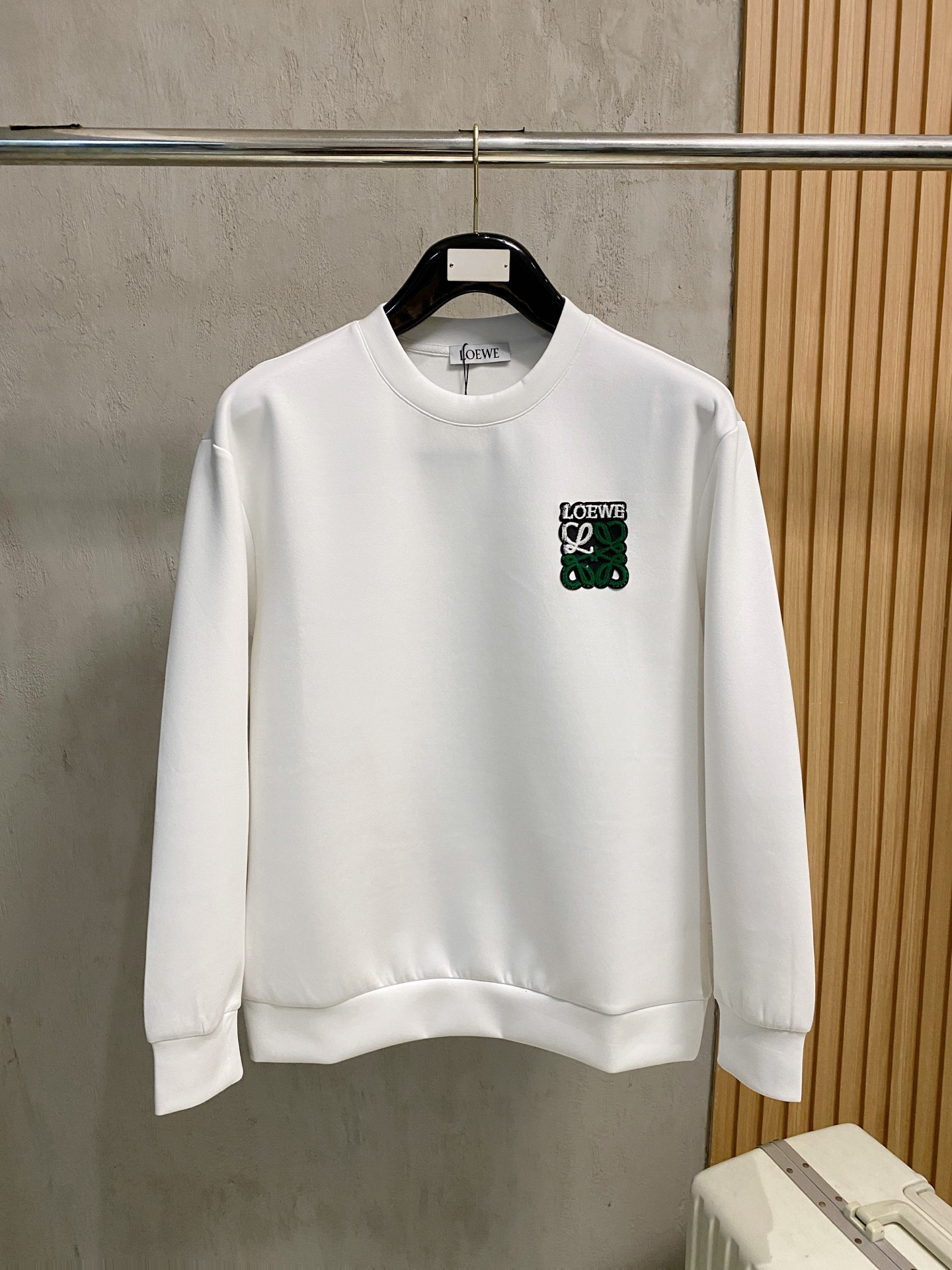 NO:564810,Loewe 2025 Autumn and Winter Men's Letter Logo Pullover Space Cotton Sweatshirt Classic OS version, simple yet stylish. Daily sports and leisure business without pressure...Customer-supplied space knitted cotton, made through a micro-knitting three-dimensional process, the inside is as neat as scales, super texture, breathable and comfortable, with an invincible sense of detail and soft touch. It is the first choice for single wear and inner wear! Color White/Black  Size XS/S/M/L,,loewe,hoodie,sweatshirts,alexander wang19860909罗意威 2025秋冬男士字母标识套头太空棉卫衣 经典OS版型,简约而不失格调.日常运动休闲商务毫无压力... 客供太空针织棉,经由微型针织立体工艺过程制作,内里鳞甲般工整,质感超强,透气舒适,细节感和触感柔更是无敌,单穿内搭首选! 颜色白色/黑色 尺码XS/S/M/L,,loewe,hoodie,sweatshirts,alexander wang,Men's clothing