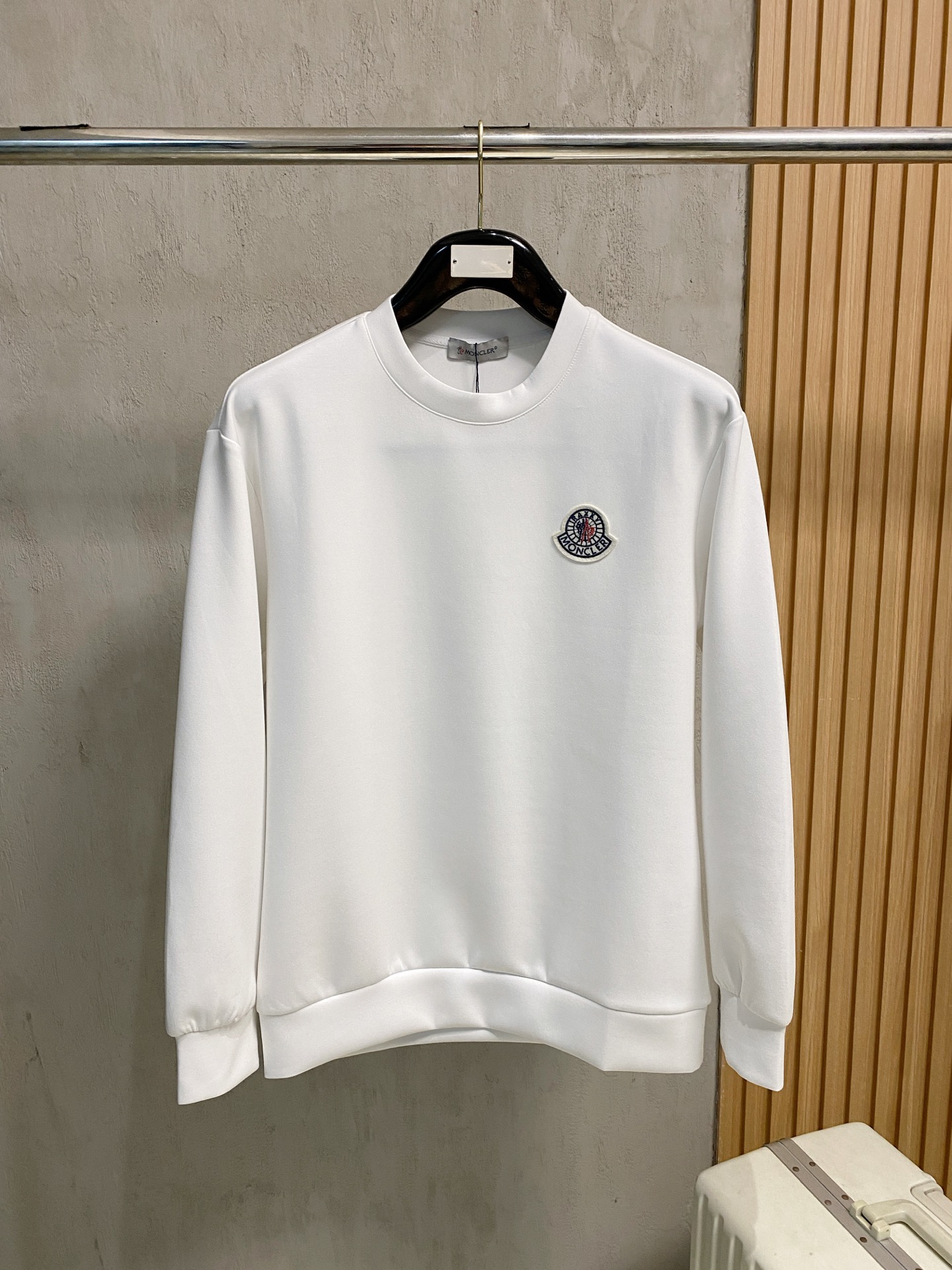 NO:564818,Meng Mouth 2025 Autumn and Winter Men's Letter Logo Pullover Space Cotton Sweatshirt Classic OS version, simple yet stylish. Daily sports and leisure business without pressure...Customer-supplied space knitted cotton, made through a micro-knitting three-dimensional process, the inside is as neat as scales, super texture, breathable and comfortable, the details and soft touch are invincible, the first choice for wearing alone! Color White/Black  Size XS/S/M/L,,Moncler,hoodie,sweatshirts,alexander wang19860909蒙口 2025秋冬男士字母标识套头太空棉卫衣 经典OS版型,简约而不失格调.日常运动休闲商务毫无压力... 客供太空针织棉,经由微型针织立体工艺过程制作,内里鳞甲般工整,质感超强,透气舒适,细节感和触感柔更是无敌,单穿内搭首选! 颜色白色/黑色 尺码XS/S/M/L,,Moncler,hoodie,sweatshirts,alexander wang,Men's clothing