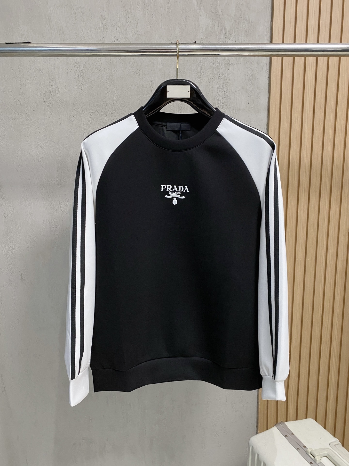 NO:540183,Prada autumn and winter men's letter logo pullover space cotton sweatshirt classic OS style, simple without losing style. Daily sports and leisure business without pressure... Customer-supplied space knitted cotton, made through mini knitted three-dimensional process, the inner scales are neat, the texture is super strong, breathable and comfortable, the detail and touch are invincible, the first choice for single wear! Color black and white color combination (monochrome) Size XS/S/M/L,,prada,hoodie,sweatshirts,alexander wang19860909普拉达 秋冬男士字母标识套头太空棉卫衣 经典OS版型,简约而不失格调.日常运动休闲商务毫无压力... 客供太空针织棉,经由微型针织立体工艺过程制作,内里鳞甲般工整,质感超强,透气舒适,细节感和触感柔更是无敌,单穿内搭首选! 颜色黑白拼色(单色) 尺码XS/S/M/L,,prada,hoodie,sweatshirts,alexander wang,Men's clothing