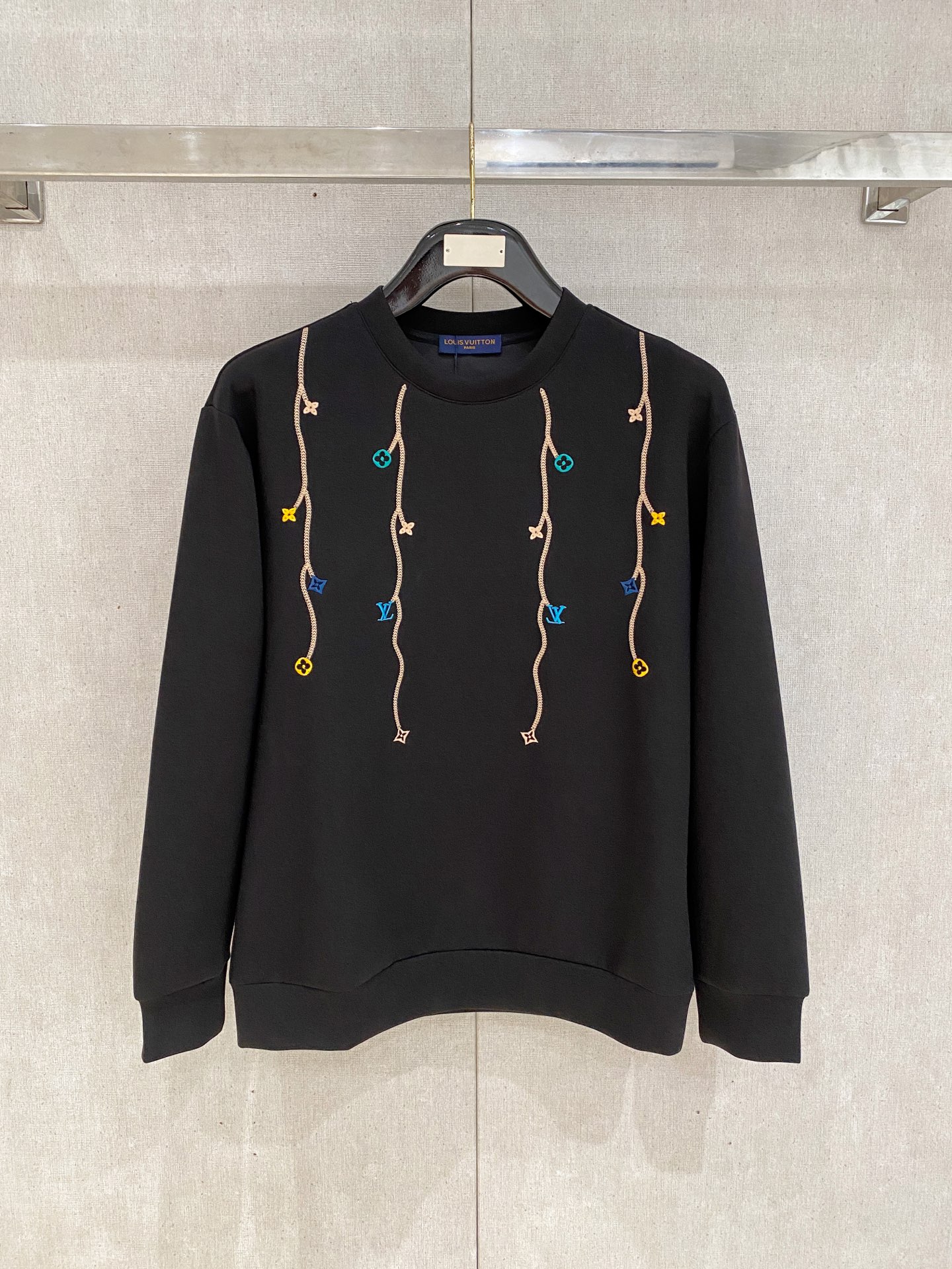 NO:600575,LV 2025 autumn and winter men's letter logo pullover space cotton sweatshirt. Classic OS version, simple yet stylish. Daily sports and leisure business without pressure...Customer-supplied space knitted cotton, made through micro-knitting three-dimensional process, the inside is as neat as scales, super texture, breathable and comfortable, the details and soft touch are invincible, the first choice for single wear and inner wear! Color white/black, size XS/S/M/L,, louis  vuitton,hoodie,sweatshirts,alexander wang19860909LV 2025秋冬男士字母标识套头太空棉卫衣 经典OS版型,简约而不失格调.日常运动休闲商务毫无压力... 客供太空针织棉,经由微型针织立体工艺过程制作,内里鳞甲般工整,质感超强,透气舒适,细节感和触感柔更是无敌,单穿内搭首选! 颜色白色/黑色 尺码XS/S/M/L,,louis vuitton,hoodie,sweatshirts,alexander wang,Men's clothing