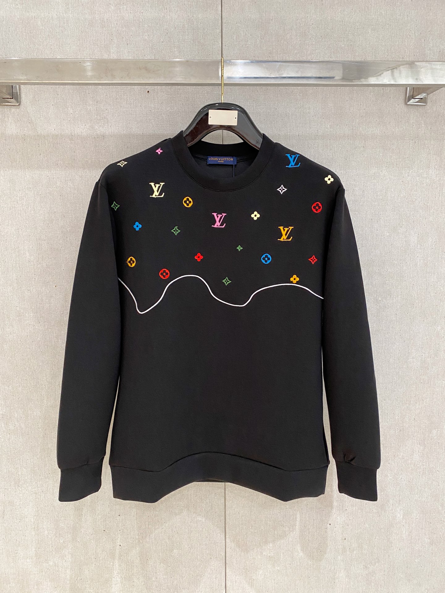 NO:600571,LV 2025 autumn and winter men's letter logo pullover space cotton sweatshirt. Classic OS version, simple yet stylish. Daily sports and leisure business without pressure...Customer-supplied space knitted cotton, made through micro-knitting three-dimensional process, the inside is as neat as scales, super texture, breathable and comfortable, the details and soft touch are invincible, the first choice for single wear and inner wear! Color white/black, size XS/S/M/L,, louis  vuitton,hoodie,sweatshirts,alexander wang19860909LV 2025秋冬男士字母标识套头太空棉卫衣 经典OS版型,简约而不失格调.日常运动休闲商务毫无压力... 客供太空针织棉,经由微型针织立体工艺过程制作,内里鳞甲般工整,质感超强,透气舒适,细节感和触感柔更是无敌,单穿内搭首选! 颜色白色/黑色 尺码XS/S/M/L,,louis vuitton,hoodie,sweatshirts,alexander wang,Men's clothing