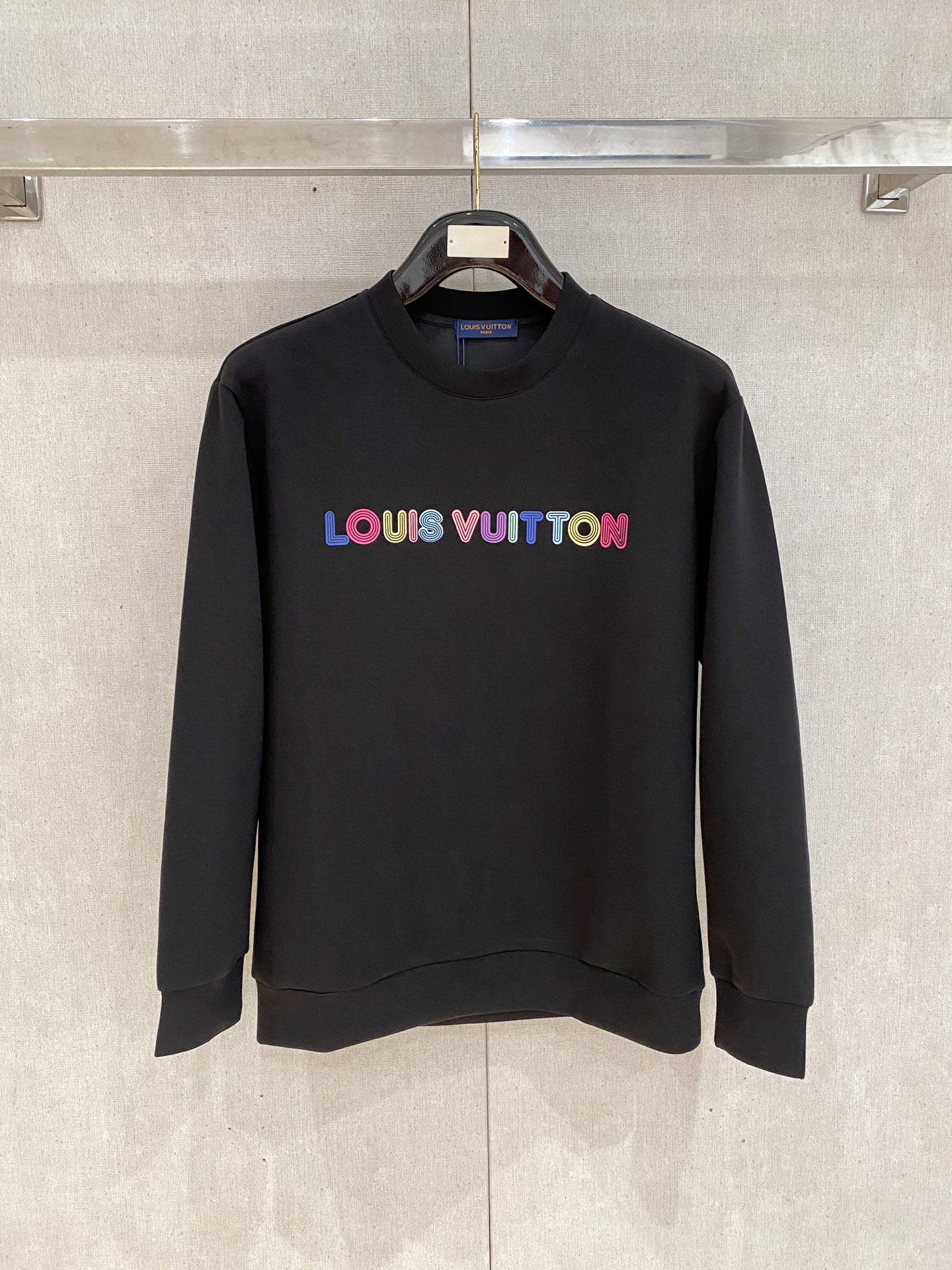 NO:600445,LV 2025 autumn and winter men's letter logo pullover space cotton sweatshirt. Classic OS version, simple yet stylish. Daily sports and leisure business without pressure...Customer-supplied space knitted cotton, made through micro-knitting three-dimensional process, the inside is as neat as scales, super texture, breathable and comfortable, the details and soft touch are invincible, the first choice for single wear and inner wear! Color white/black, size XS/S/M/L,, louis  vuitton,hoodie,sweatshirts,alexander wang19860909LV 2025秋冬男士字母标识套头太空棉卫衣 经典OS版型,简约而不失格调.日常运动休闲商务毫无压力... 客供太空针织棉,经由微型针织立体工艺过程制作,内里鳞甲般工整,质感超强,透气舒适,细节感和触感柔更是无敌,单穿内搭首选! 颜色白色/黑色 尺码XS/S/M/L,,louis vuitton,hoodie,sweatshirts,alexander wang,Men's clothing