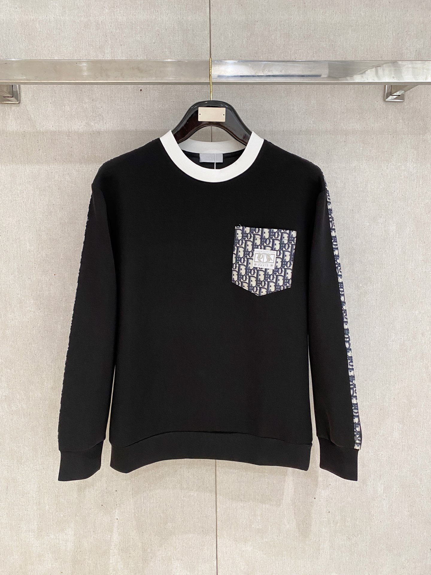 NO:600422,Dior 2025 Autumn and Winter Men's Letter Logo Pullover Space Cotton Sweatshirt Classic OS version, simple yet stylish. Daily sports and leisure business without pressure...Customer-supplied space knitted cotton, made through a micro-knitting three-dimensional process, the inside is as neat as scales, super texture, breathable and comfortable, the details and soft touch are invincible, the first choice for wearing alone! Color White/Black  Size XS/S/M/L,,dior,hoodie,sweatshirts,alexander wang19860909迪奥 2025秋冬男士字母标识套头太空棉卫衣 经典OS版型,简约而不失格调.日常运动休闲商务毫无压力... 客供太空针织棉,经由微型针织立体工艺过程制作,内里鳞甲般工整,质感超强,透气舒适,细节感和触感柔更是无敌,单穿内搭首选! 颜色白色/黑色 尺码XS/S/M/L,,dior,hoodie,sweatshirts,alexander wang,Men's clothing