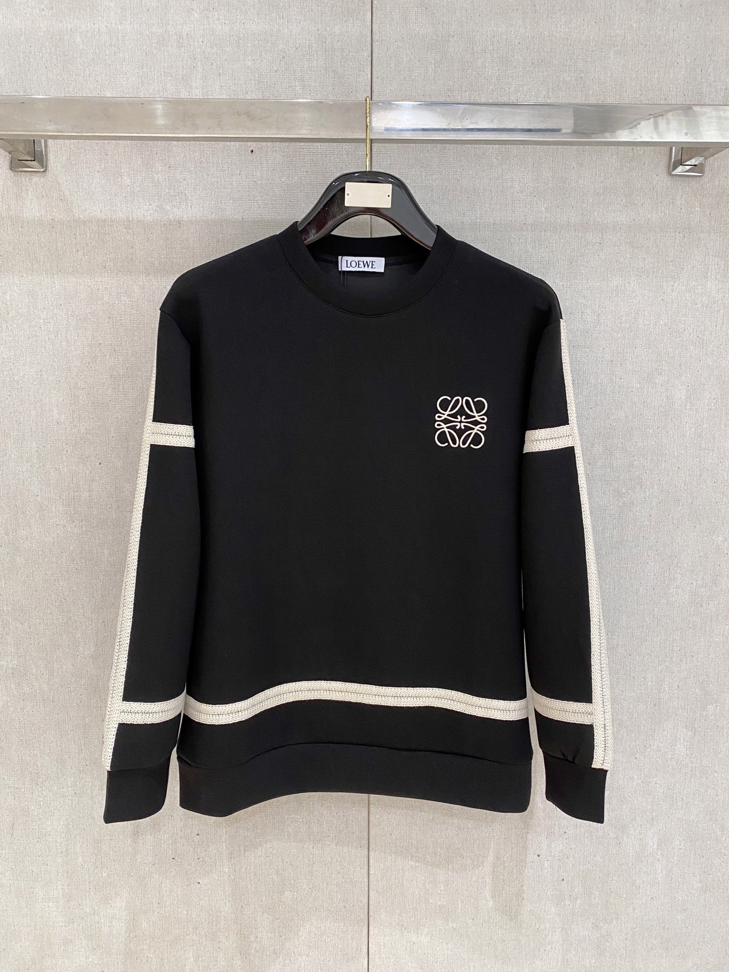 NO:600432,Loewe 2025 Autumn and Winter Men's Letter Logo Pullover Space Cotton Sweatshirt Classic OS version, simple yet stylish. Daily sports and leisure business without pressure...Customer-supplied space knitted cotton, made through a micro-knitting three-dimensional process, the inside is as neat as scales, super texture, breathable and comfortable, with an invincible sense of detail and soft touch. It is the first choice for single wear and inner wear! Color White/Black  Size XS/S/M/L,,loewe,hoodie,sweatshirts,alexander wang19860909罗意威 2025秋冬男士字母标识套头太空棉卫衣 经典OS版型,简约而不失格调.日常运动休闲商务毫无压力... 客供太空针织棉,经由微型针织立体工艺过程制作,内里鳞甲般工整,质感超强,透气舒适,细节感和触感柔更是无敌,单穿内搭首选! 颜色白色/黑色 尺码XS/S/M/L,,loewe,hoodie,sweatshirts,alexander wang,Men's clothing