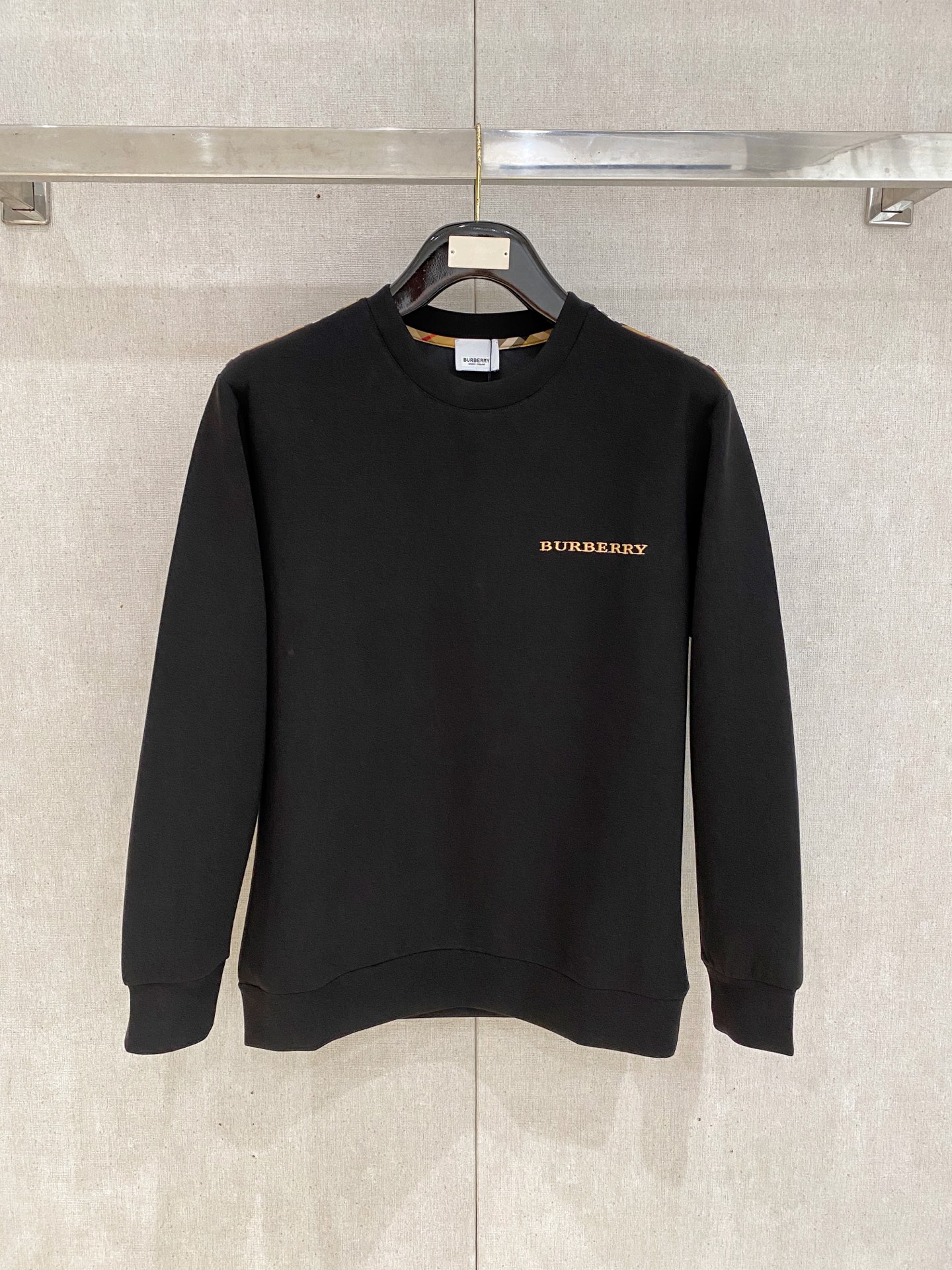 NO:600418,Burberry 2025 Autumn and Winter Men's Letter Logo Pullover Space Cotton Sweatshirt Classic OS version, simple yet stylish. Daily sports and leisure business without pressure...Customer-supplied space knitted cotton, made through a micro-knitting three-dimensional process, the inside is as neat as scales, super texture, breathable and comfortable, the details and soft touch are invincible, the first choice for wearing alone! Color White/Black  Size XS/S/M/L,,burberry,hoodie,sweatshirts,alexander wang19860909巴宝莉 2025秋冬男士字母标识套头太空棉卫衣 经典OS版型,简约而不失格调.日常运动休闲商务毫无压力... 客供太空针织棉,经由微型针织立体工艺过程制作,内里鳞甲般工整,质感超强,透气舒适,细节感和触感柔更是无敌,单穿内搭首选! 颜色白色/黑色 尺码XS/S/M/L,,burberry,hoodie,sweatshirts,alexander wang,Men's clothing