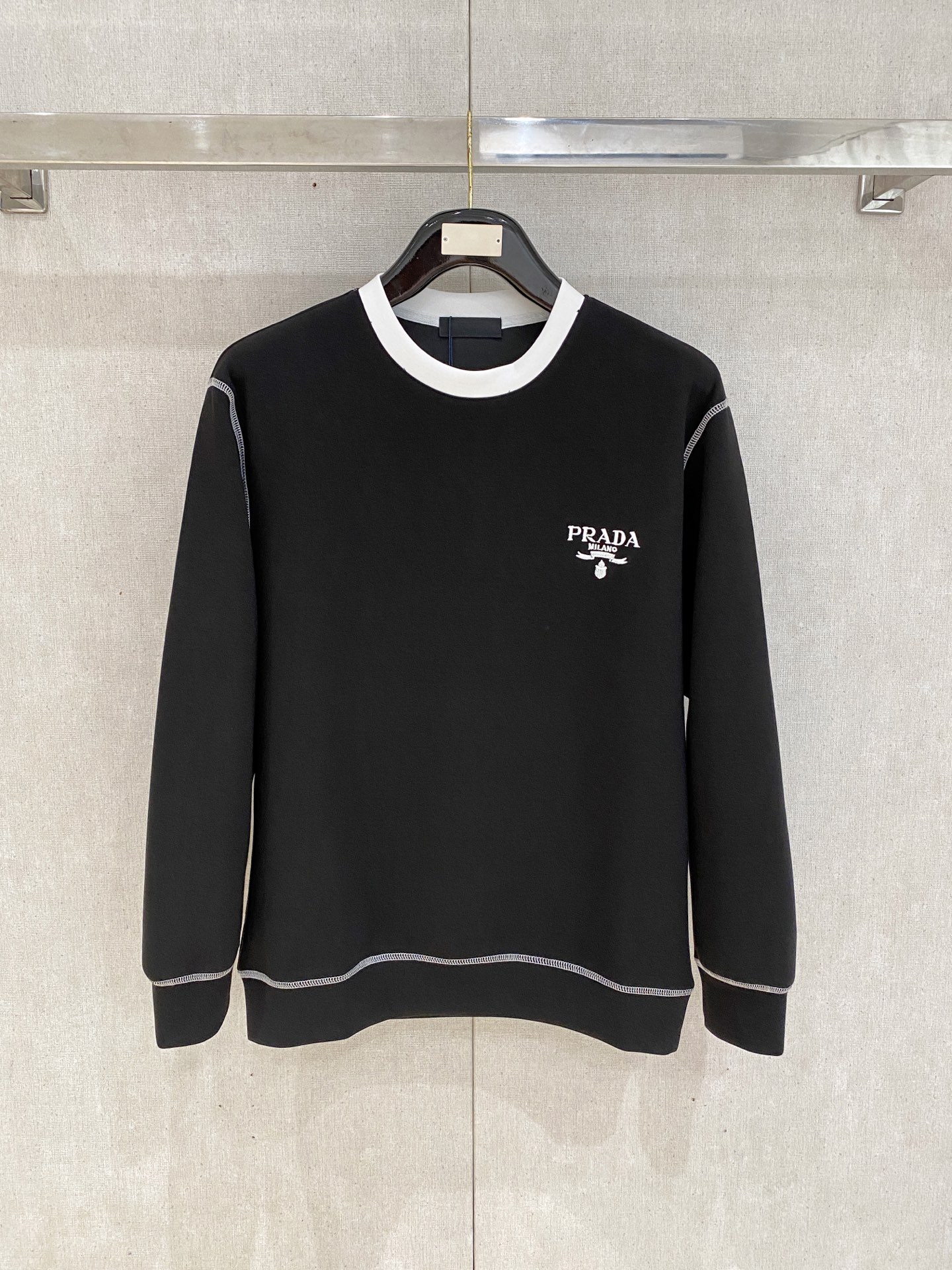 NO:600414,Prada 2025 Autumn and Winter Men's Letter Logo Pullover Space Cotton Sweatshirt Classic OS version, simple yet stylish. No pressure for daily sports, leisure and business...Customer-supplied space knitted cotton, made through a micro-knitting three-dimensional process. The inside is as neat as scales, with super texture, breathable and comfortable, and an invincible sense of detail and soft touch. It is the first choice for wearing alone! Color White/Black  Size XS/S/M/L,,prada,hoodie,sweatshirts,alexander wang19860909普拉达 2025秋冬男士字母标识套头太空棉卫衣 经典OS版型,简约而不失格调.日常运动休闲商务毫无压力... 客供太空针织棉,经由微型针织立体工艺过程制作,内里鳞甲般工整,质感超强,透气舒适,细节感和触感柔更是无敌,单穿内搭首选! 颜色白色/黑色 尺码XS/S/M/L,,prada,hoodie,sweatshirts,alexander wang,Men's clothing